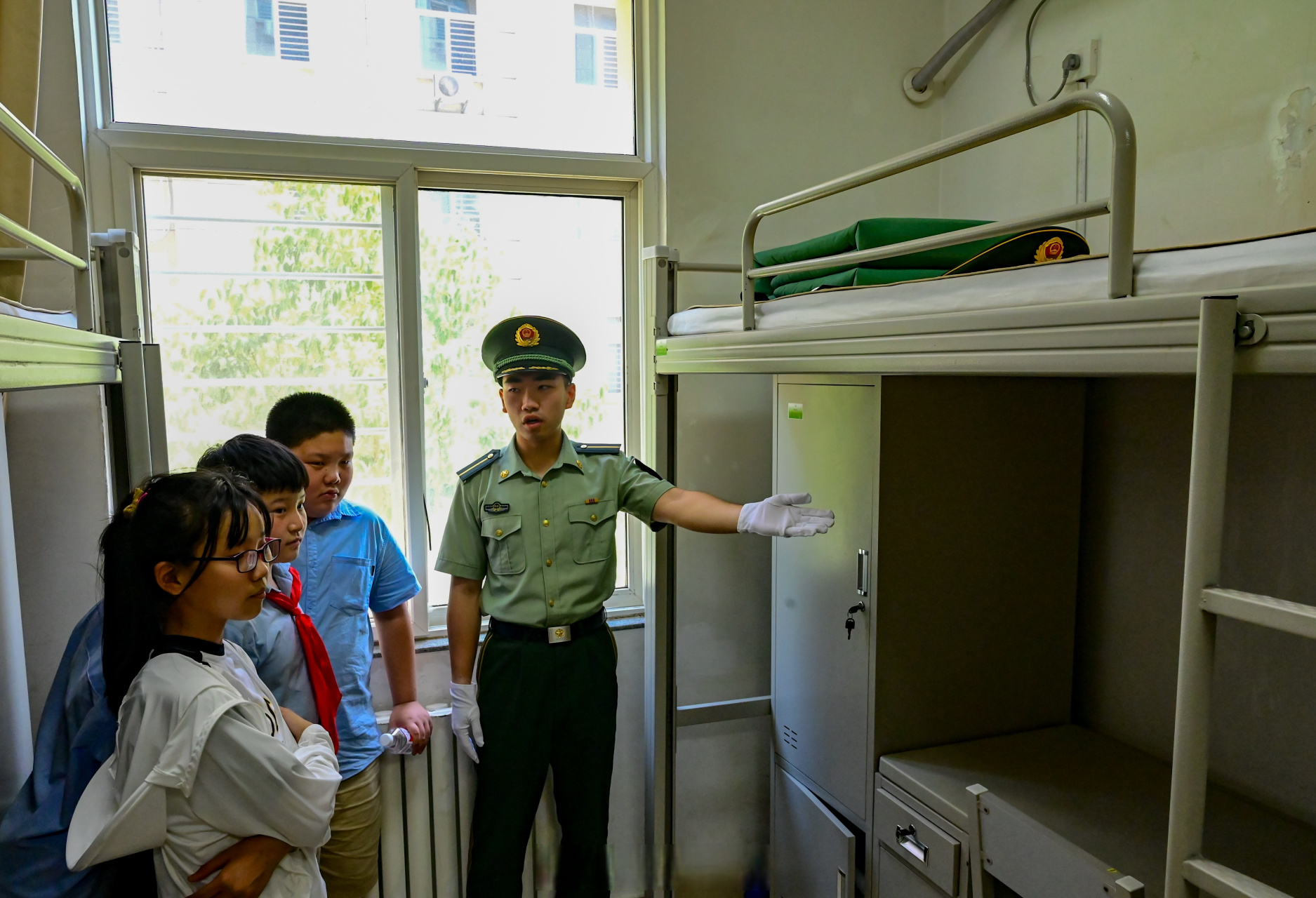 "限量版"军营开放日速来围观】近日,武警工程大学举行军营开放日活动.