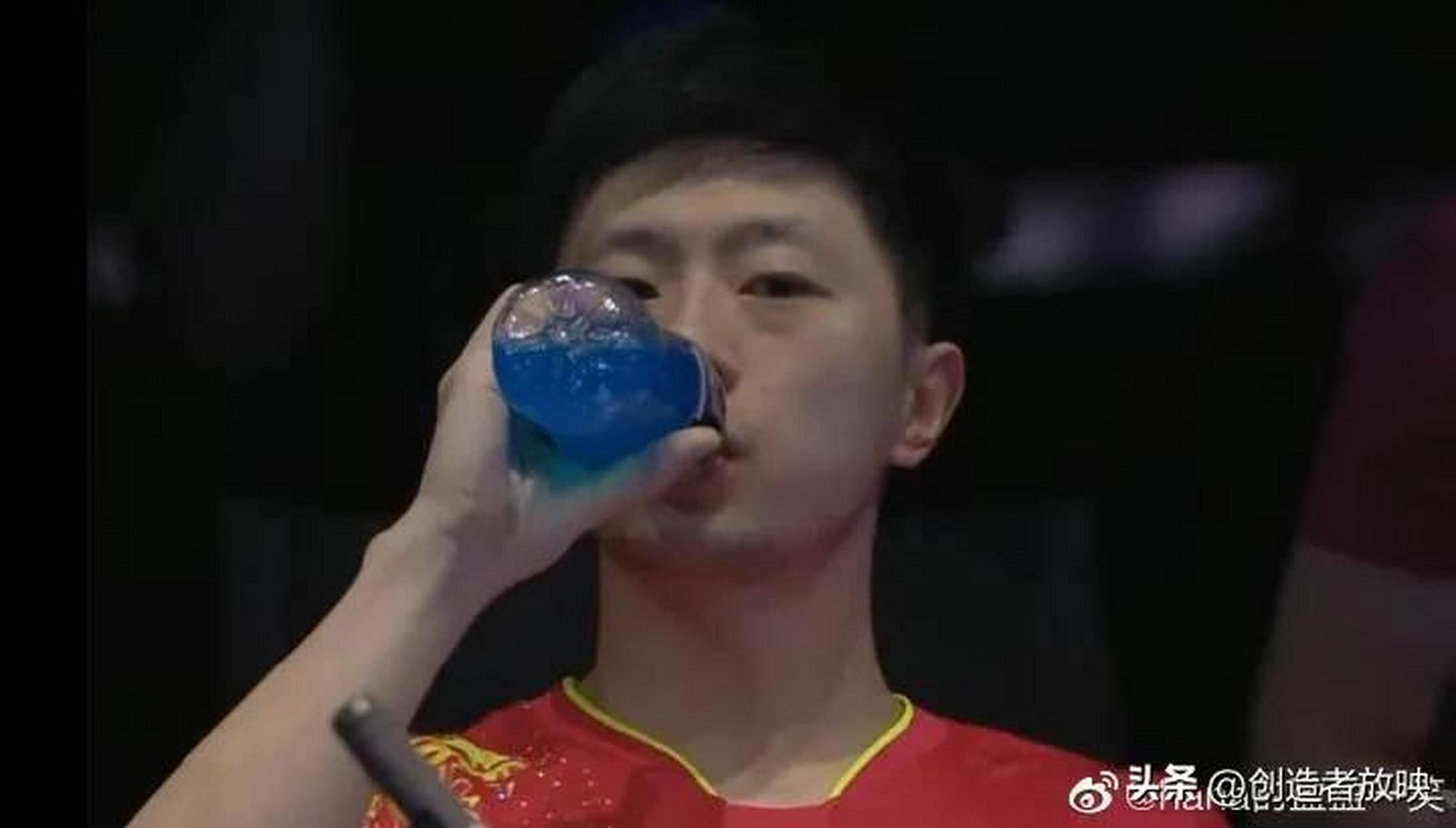 马龙喝水图,凑了八张,最后一张是他最近在训练的时候,希望他在成都世