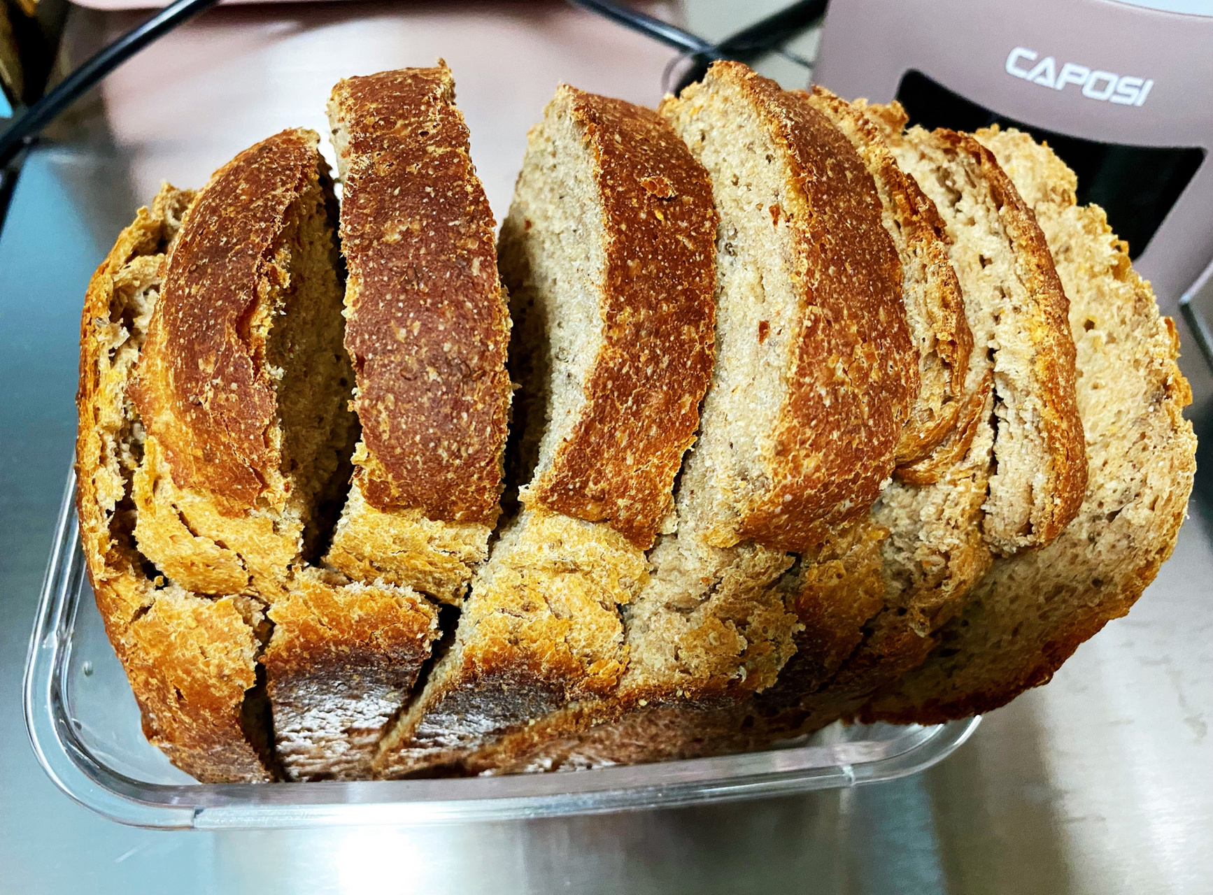 刚出炉的自制全麦面包,纯净无添加,配料:250克全麦面包粉,5克酵母