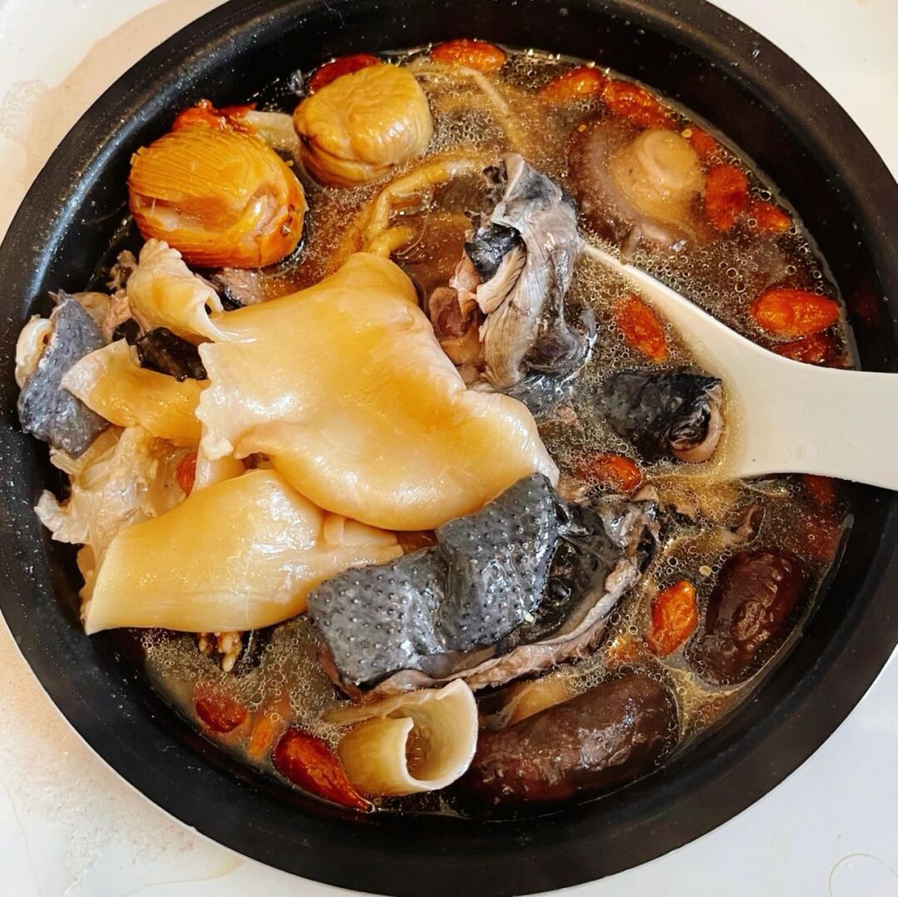 花胶栗子乌鸡汤|滋阴养颜 材料: 栗子200g 乌鸡半只 花胶一个(用的