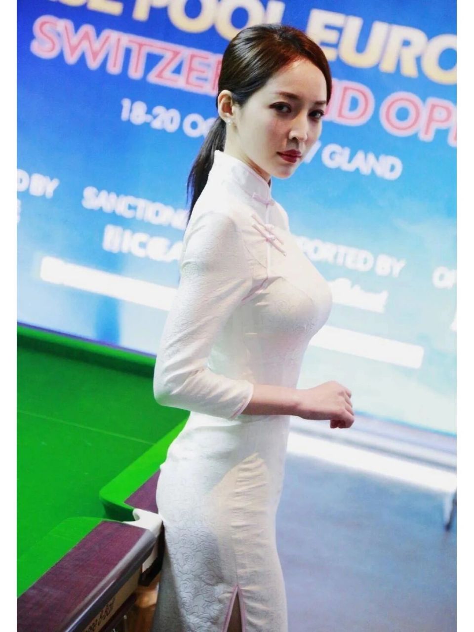 台球最美女裁判王钟瑶,穿国风旗袍演绎东方 台球最美女裁判王钟瑶,穿