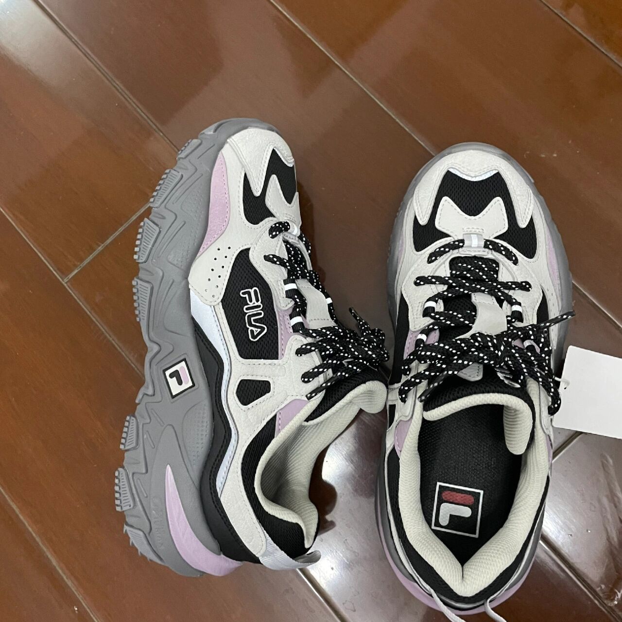 斐乐测评 这款是掠夺者2网上姐妹们都说收到鞋子很硬,我刚试的时候