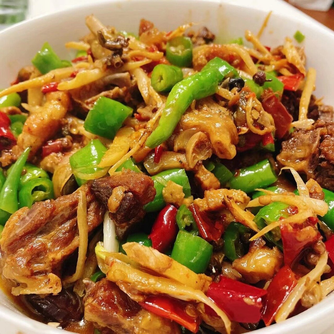姜爆鸭,子姜鸭 1,鸭子加料酒,姜片,大葱头过水 2,油热放切好的五花肉