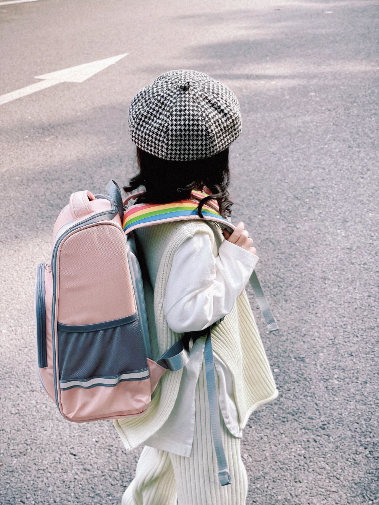 自己背书包上学的小朋友zhui可爱啦91 怎么会这么可爱啊!