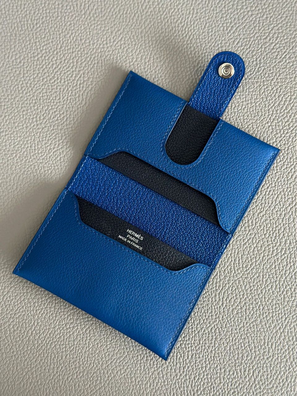 爱马仕新卡包,内里拼色设计,扣子是珐琅扣,很别致.