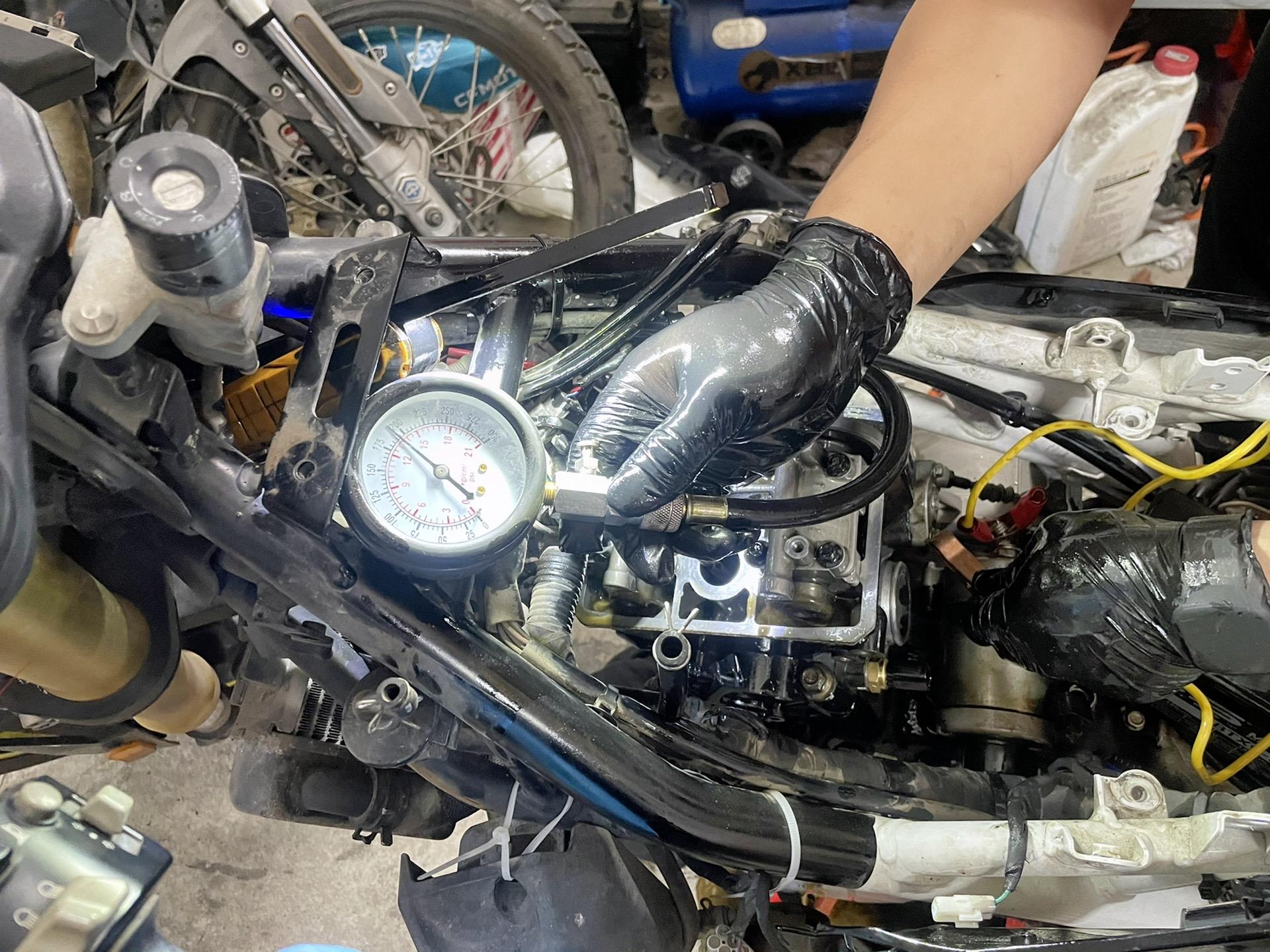 250sr发动机密封垫高温老化导致防冻液与机油混合乳化,更换发动机密封