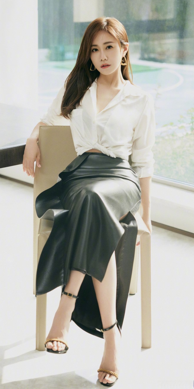 刘芸黑白职场风纯美壁纸写真