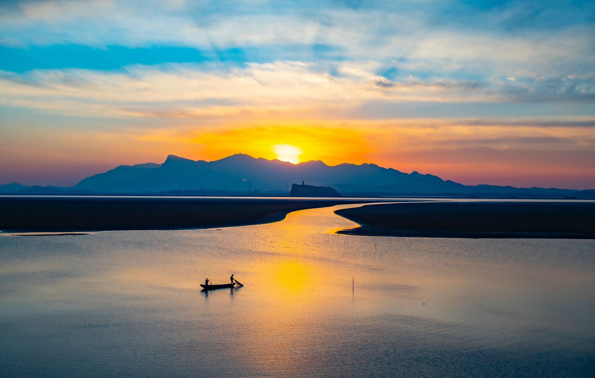 这座屹立于长江之岸,鄱阳湖滨著名的石钟山.海拔61.