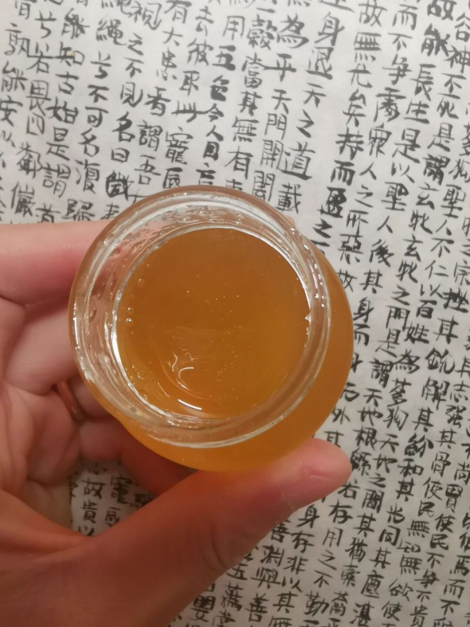不同蜂蜜的结晶状态 枣花蜜结晶了,几近固体,有独特的枣花花粉的甜蜜