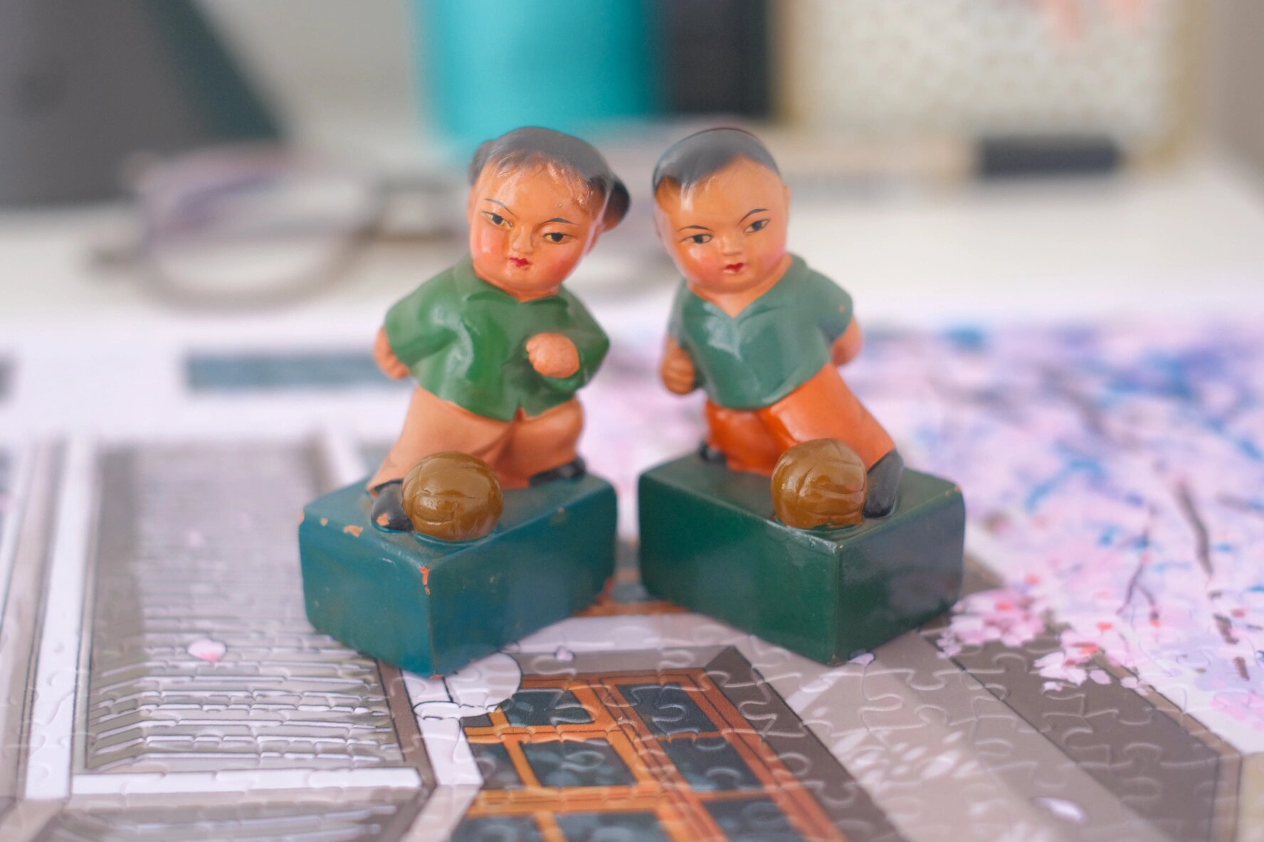 早期的惠山泥人采用模具印坯的方式制作,色彩明快,略带夸张,拥有独特