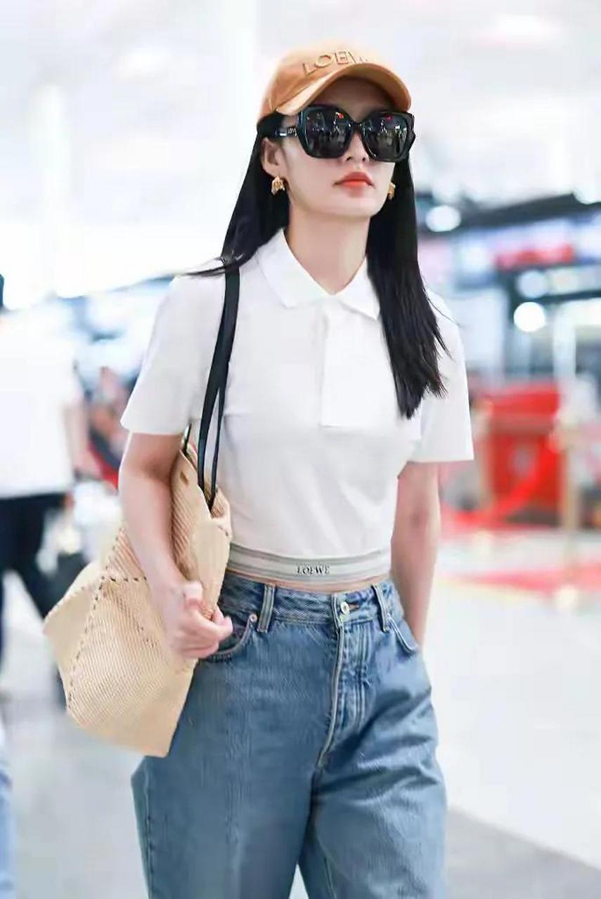 李沁机场随拍,墨镜棒球帽是标配,米色斜挎包吸引眼球,似乎是可以折叠