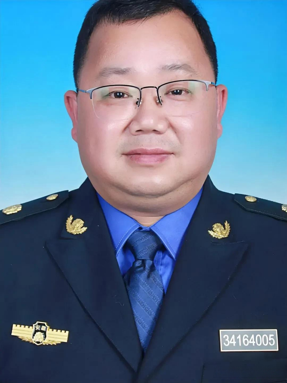 头条热榜:洪副镇长跑网约车赚外快补贴家用,虽然受到了处分,但社会