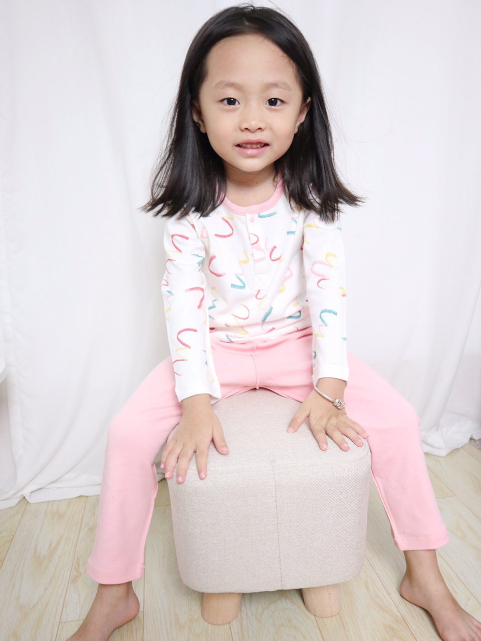 9393 天气逐渐转冷了,给欣姐儿安置了好多漂亮衣服.