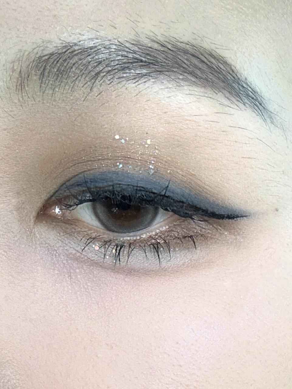 过了一周看还是很喜欢～ #蓝色眼影# #眼妆# #今日妆容# #妆容分享