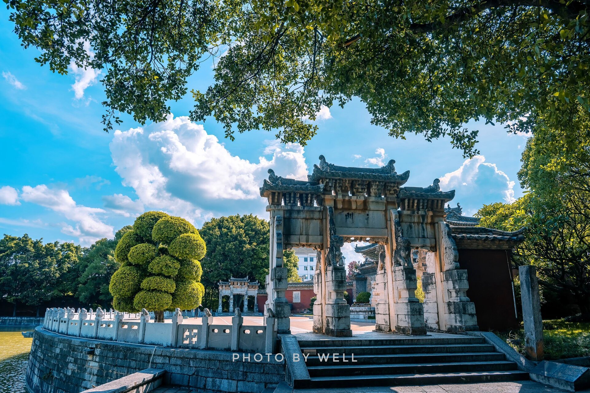 云南建水文庙——中国南方最大的孔庙         云南建水文庙是到建水