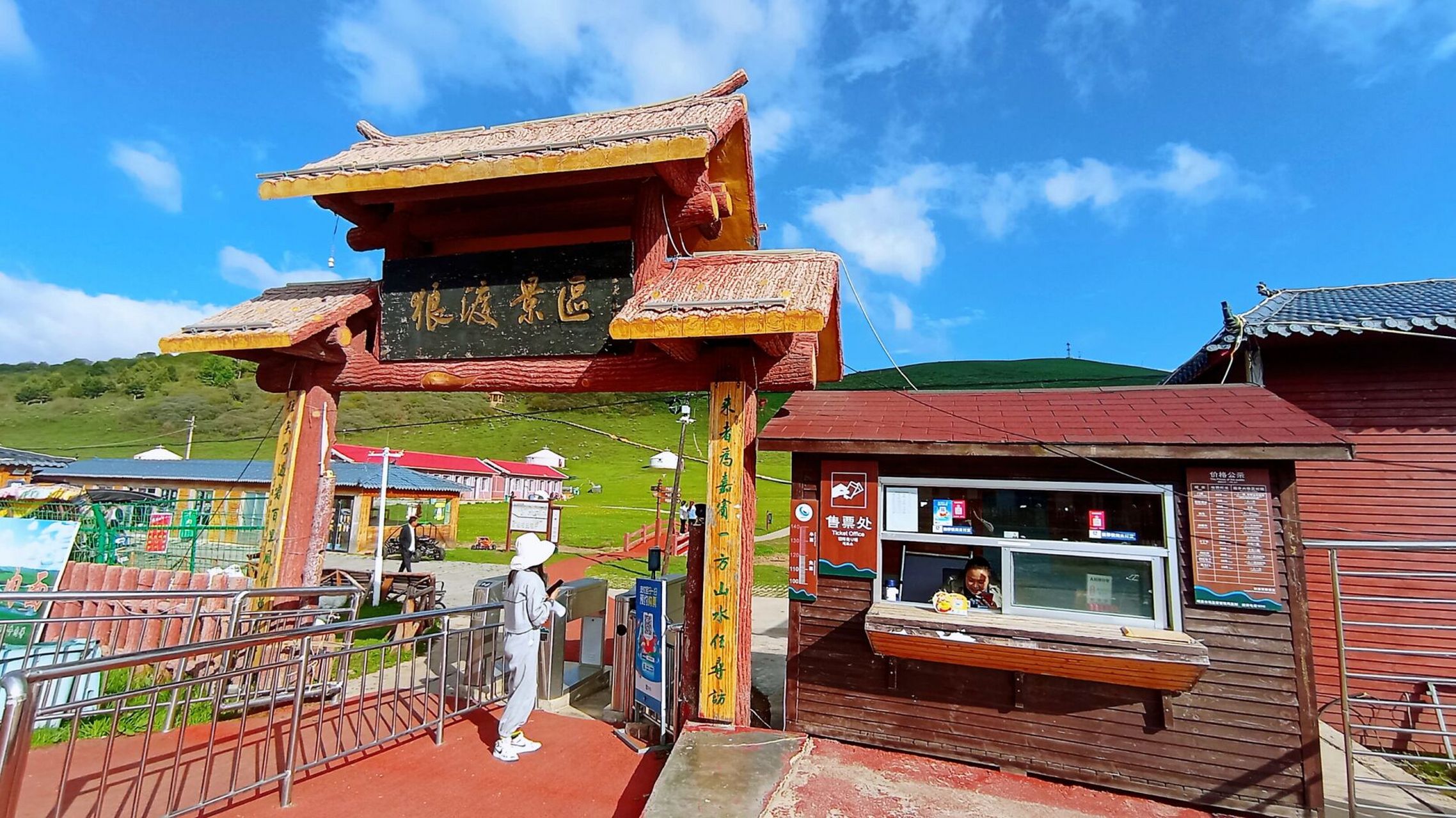 所以被称狼渡滩! 因为有狼出没,所以甘肃这个草原被称狼渡滩.