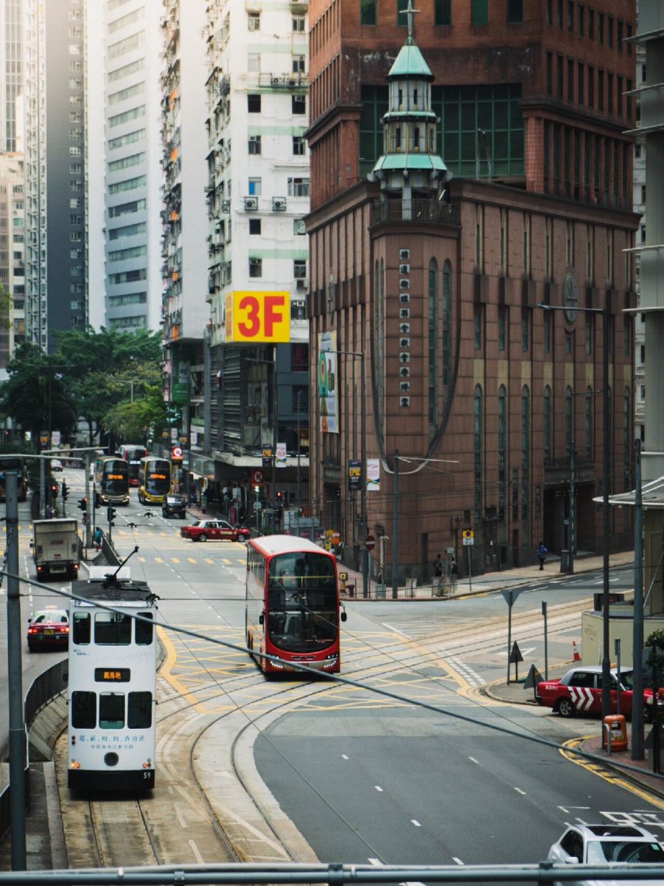 五一来香港一定不能错过的轩尼诗道 走上天桥俯视连接湾仔和铜锣湾的