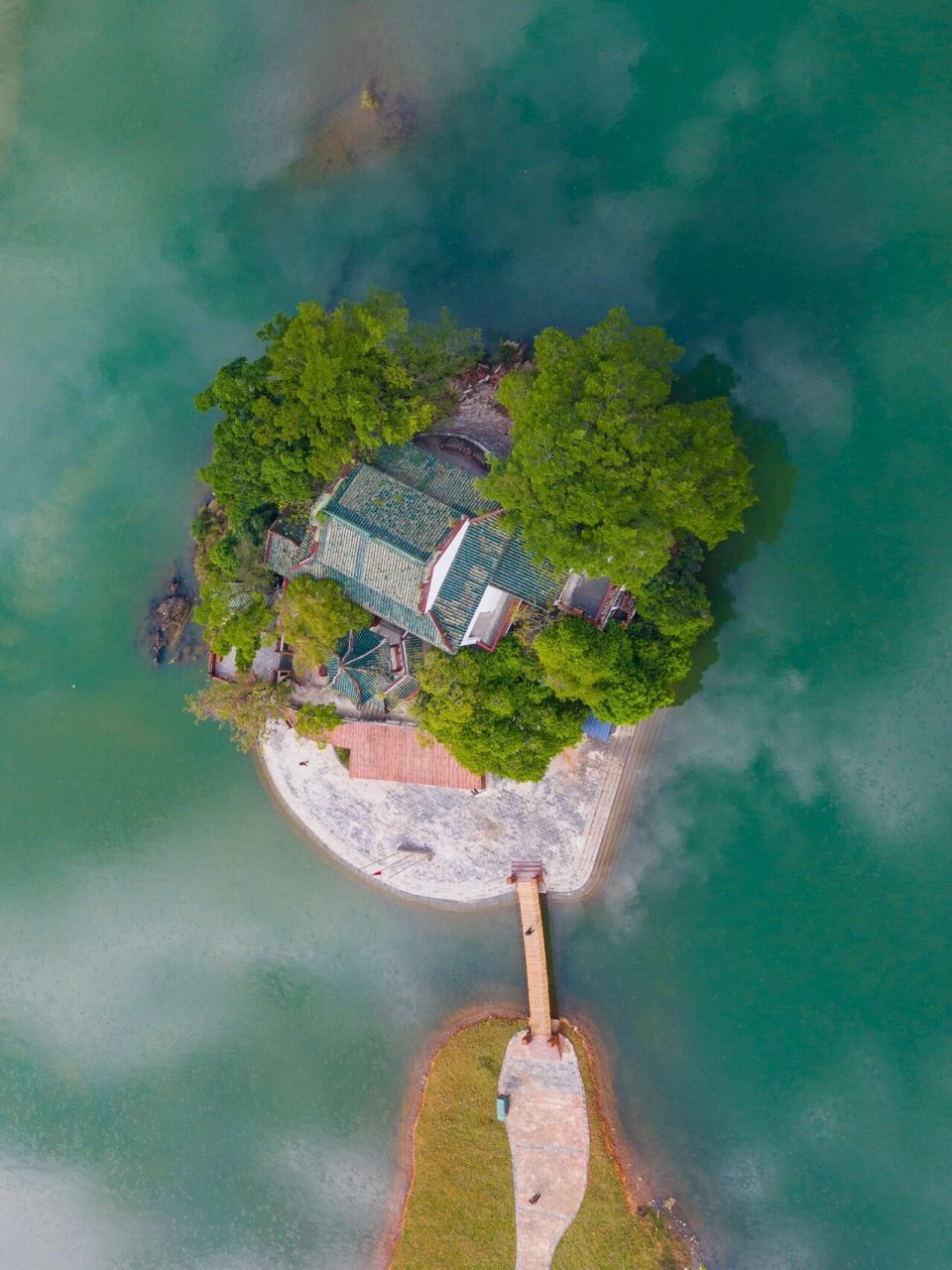 贺州市贺街浮山寺 浮山风景名胜区位于贺街镇临,贺两江交汇处.