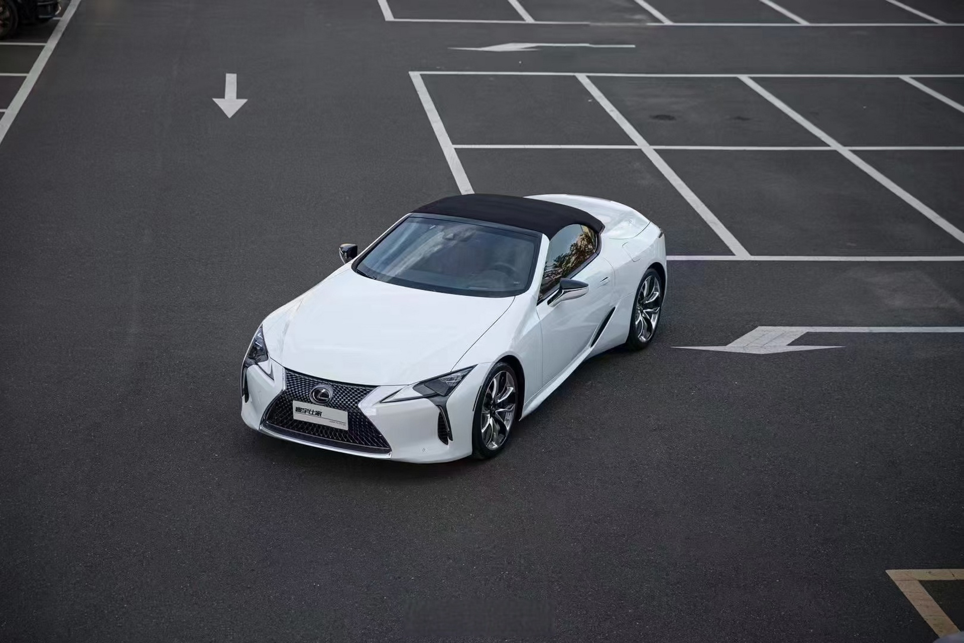 v8 5.0 lc500 敞篷～已到港需要的联系这批豪华版车型3000辆国六b