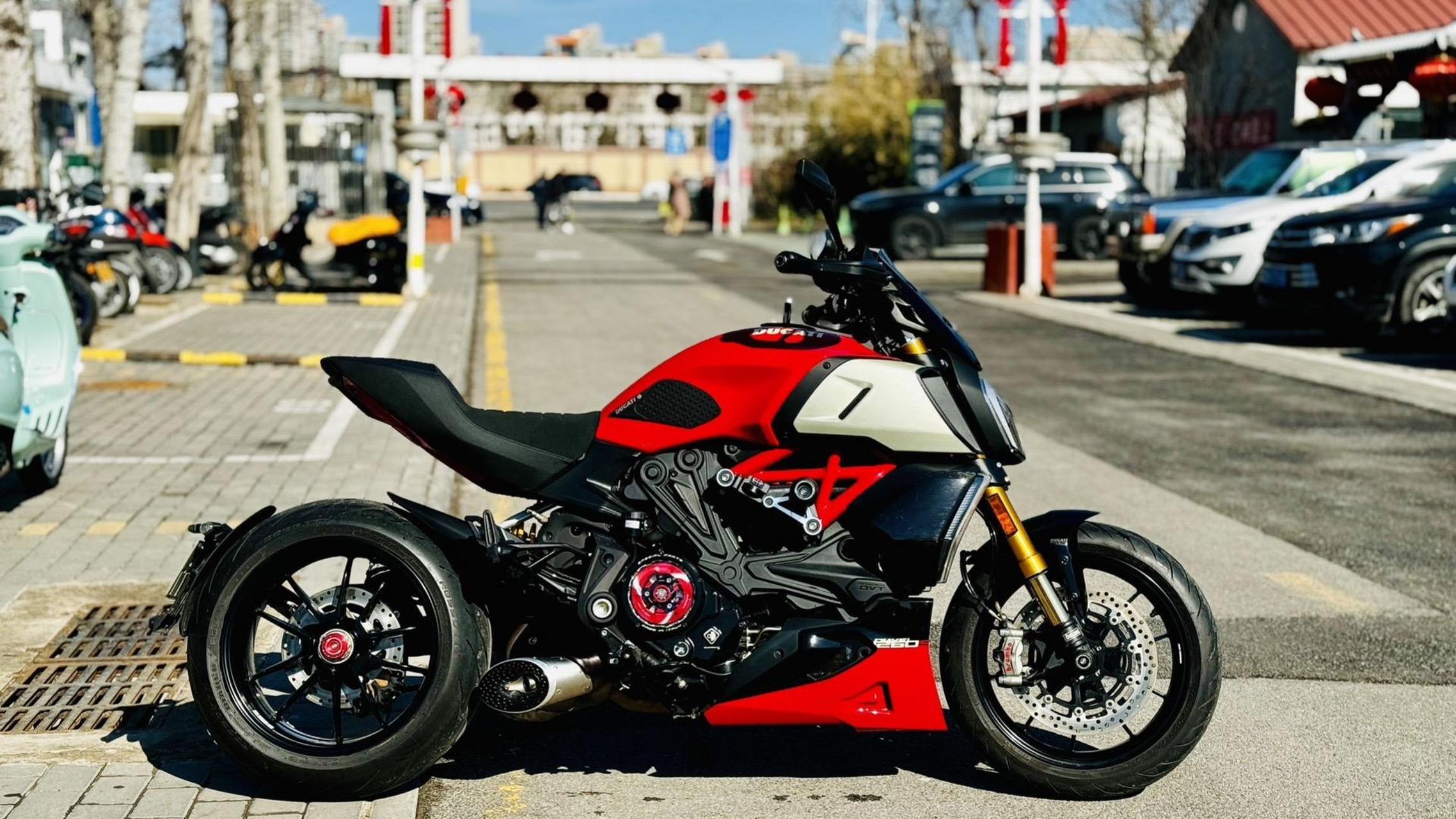 2020年杜卡迪大魔鬼1260s.