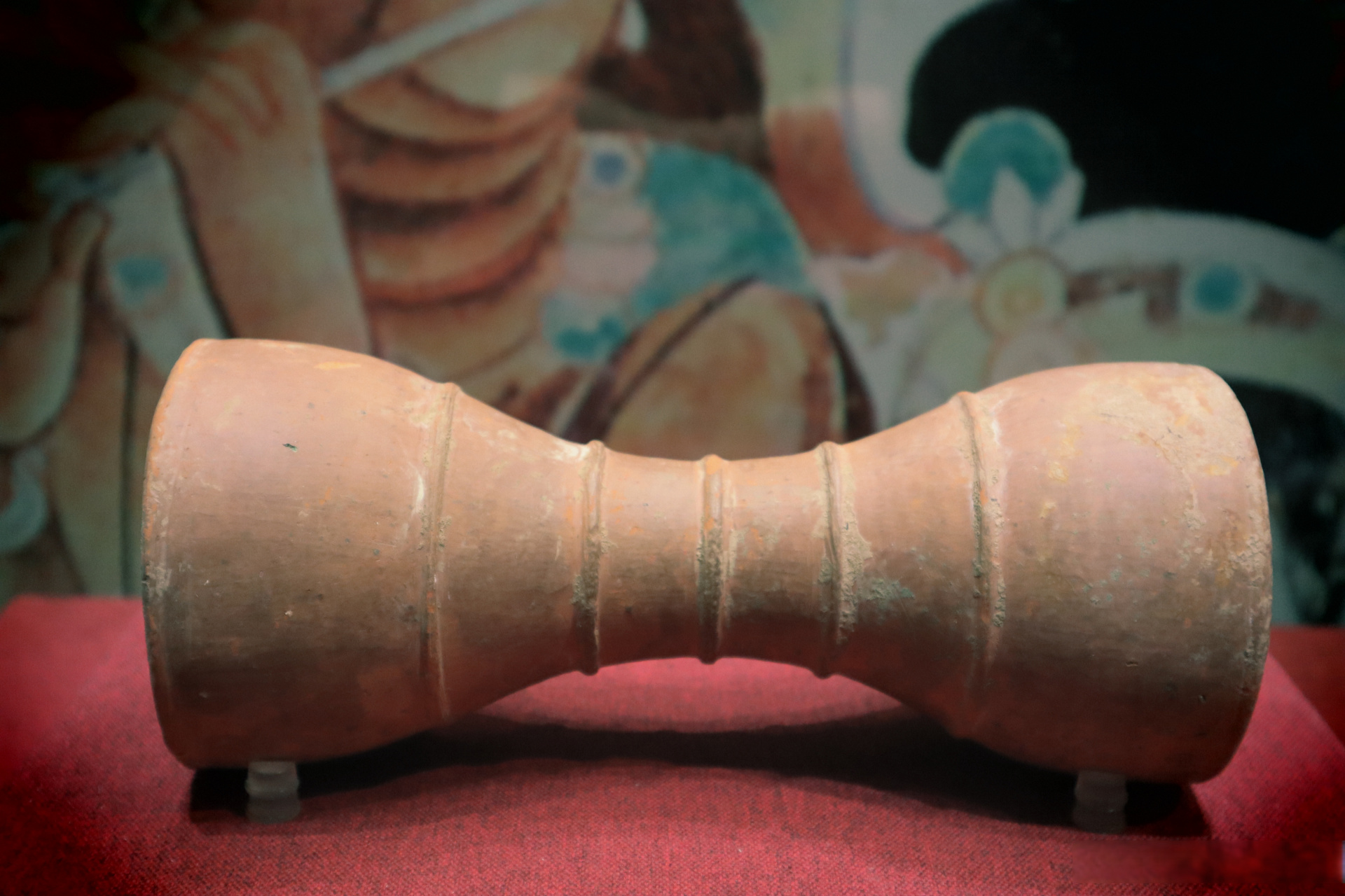 【声动千年·文物赏析】  >> 唐 细腰红陶鼓,河南博物院藏  陶鼓为