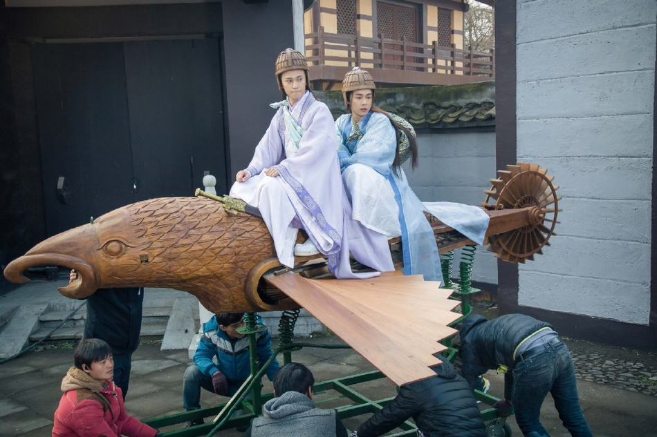 横店影视城官微晒出一组《诛仙青云志》当年的拍摄花絮照,@李易峰