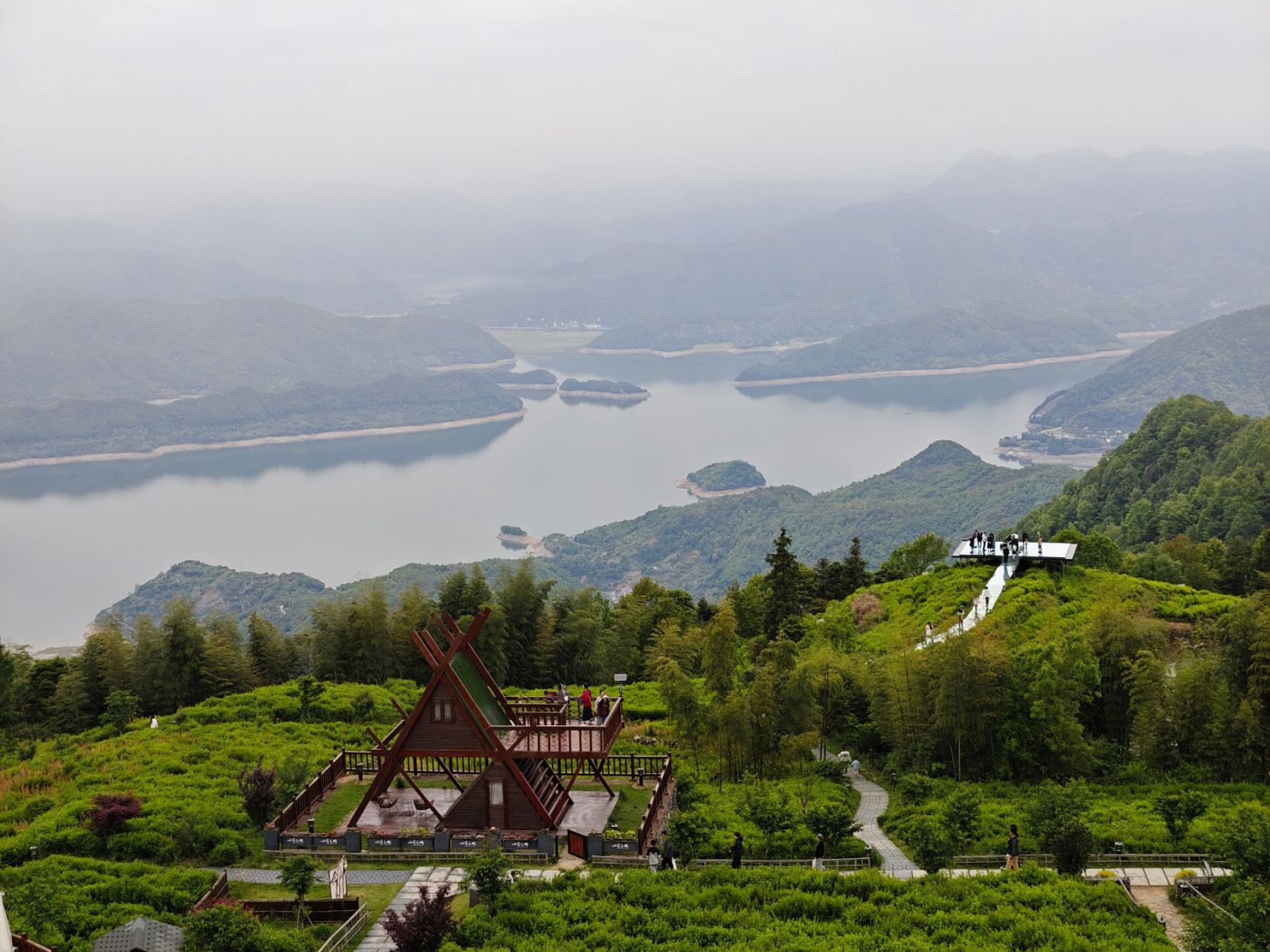 台州黄岩天空之城 黄岩天空之城,位于黄毛山茶场,海拔670米,云雾缭绕