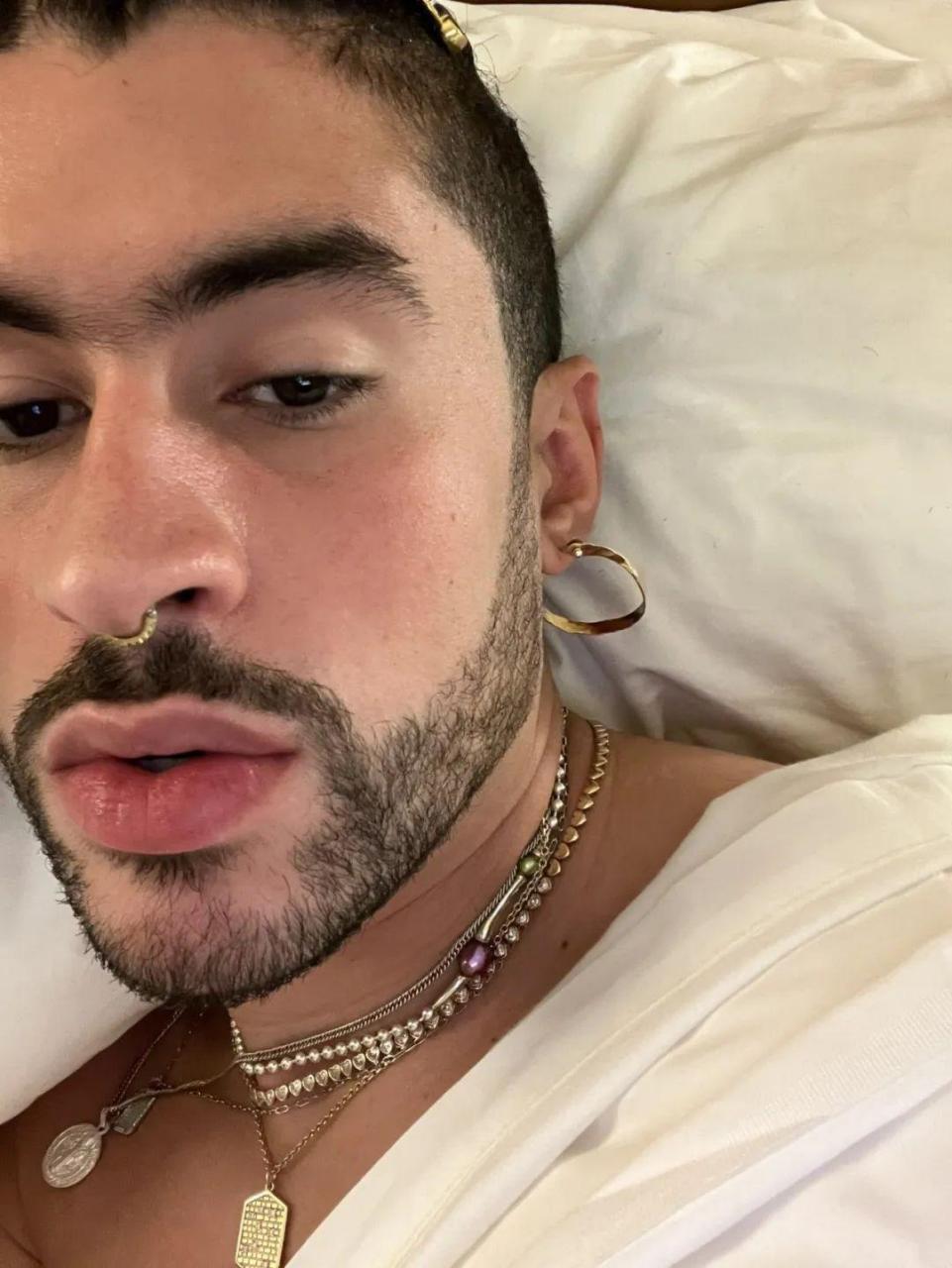 bad bunny 发布素颜自拍,皮肤很好!