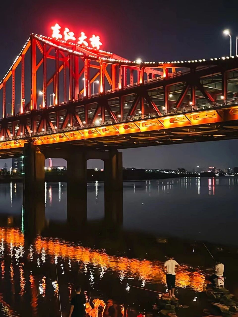 在石碣这边靠近东江大桥底下,有一条小小的网红夜市.