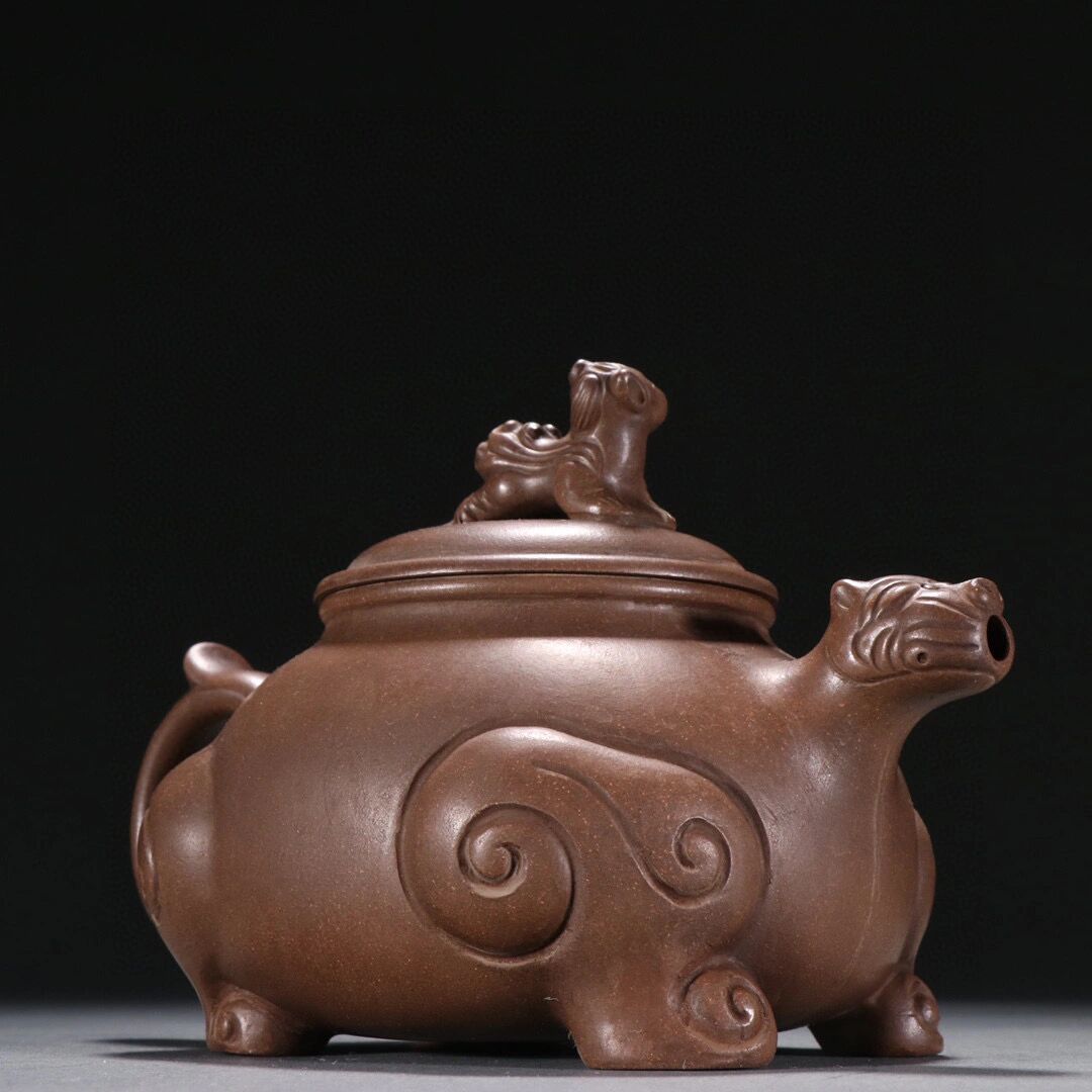 【紫砂兽纹茶壶】【徐友泉款】 徐友泉款 紫砂兽纹茶壶.