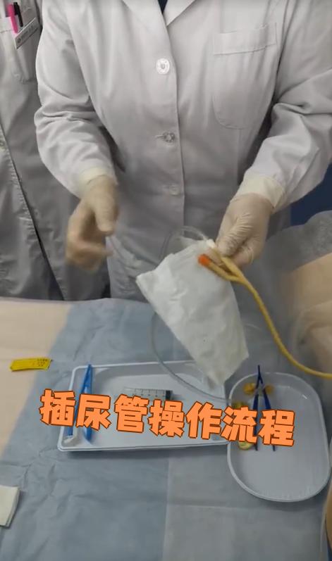 操作分一次性导尿和留置导尿两种,具体方法如下: