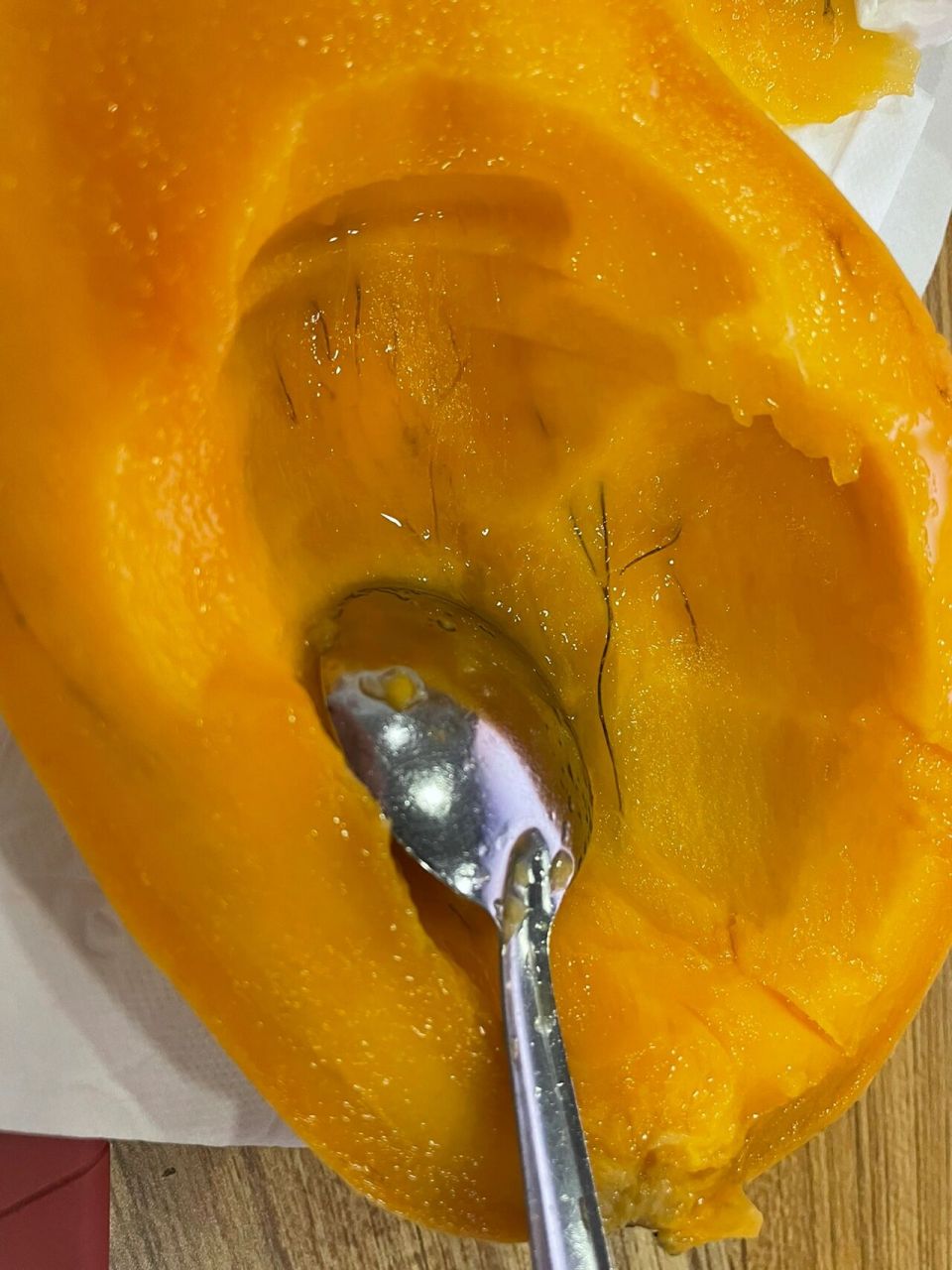 问一下芒果里这个黑色的丝是什么?