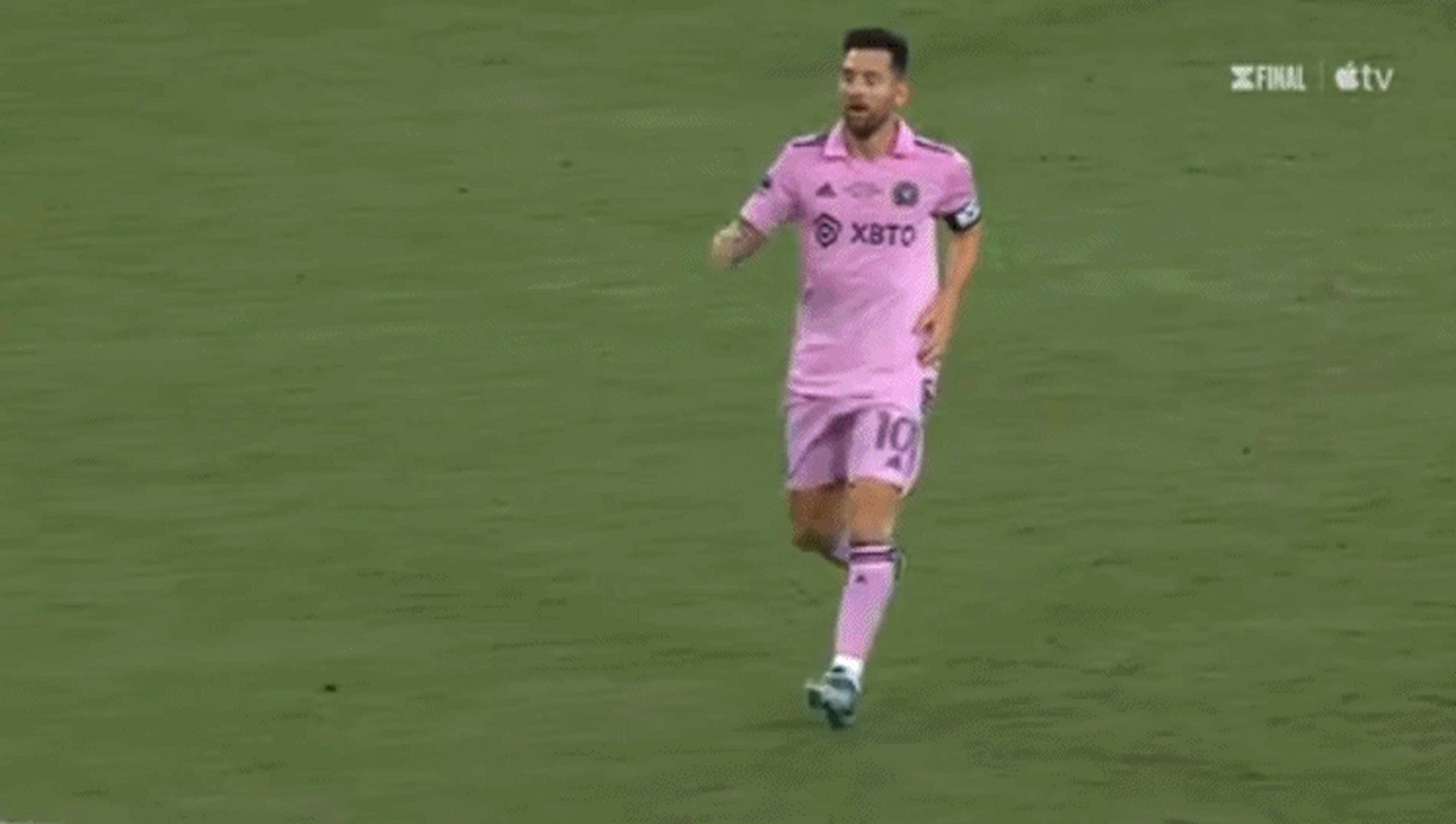 这单刀球踢的,看的梅西直挠头.