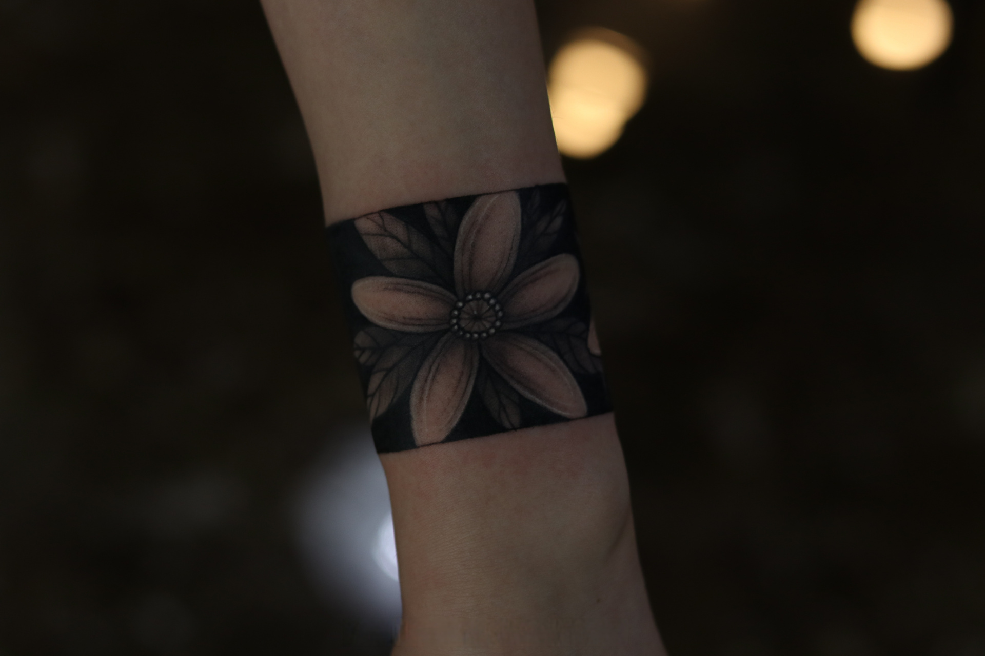 手臂遮盖旧纹身 花卉臂环纹身 根据客人要求设计的遮盖旧纹身 ,如果你