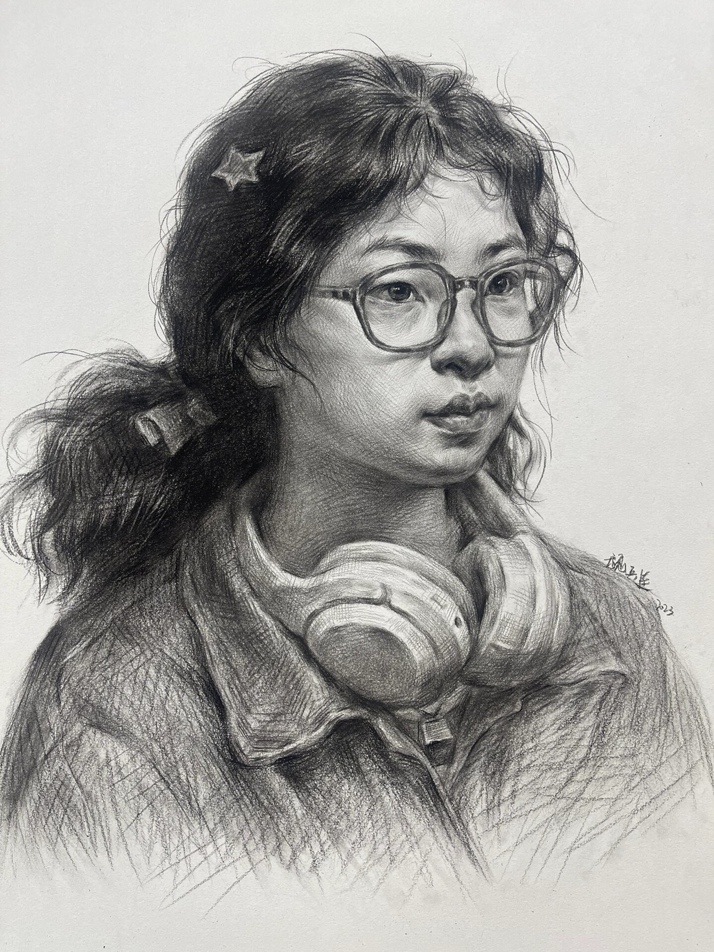 戴眼镜女青年-素描头像