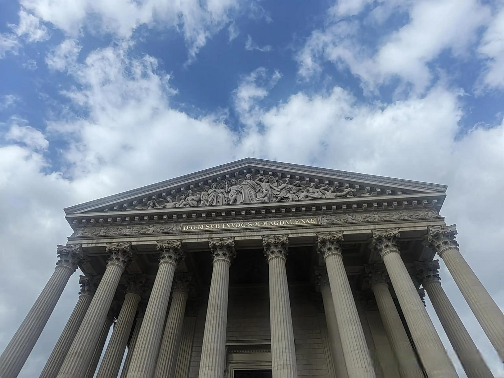 参观巴黎超美的玛德莲教堂 玛德莲教堂是位于法国巴黎市中心的一座