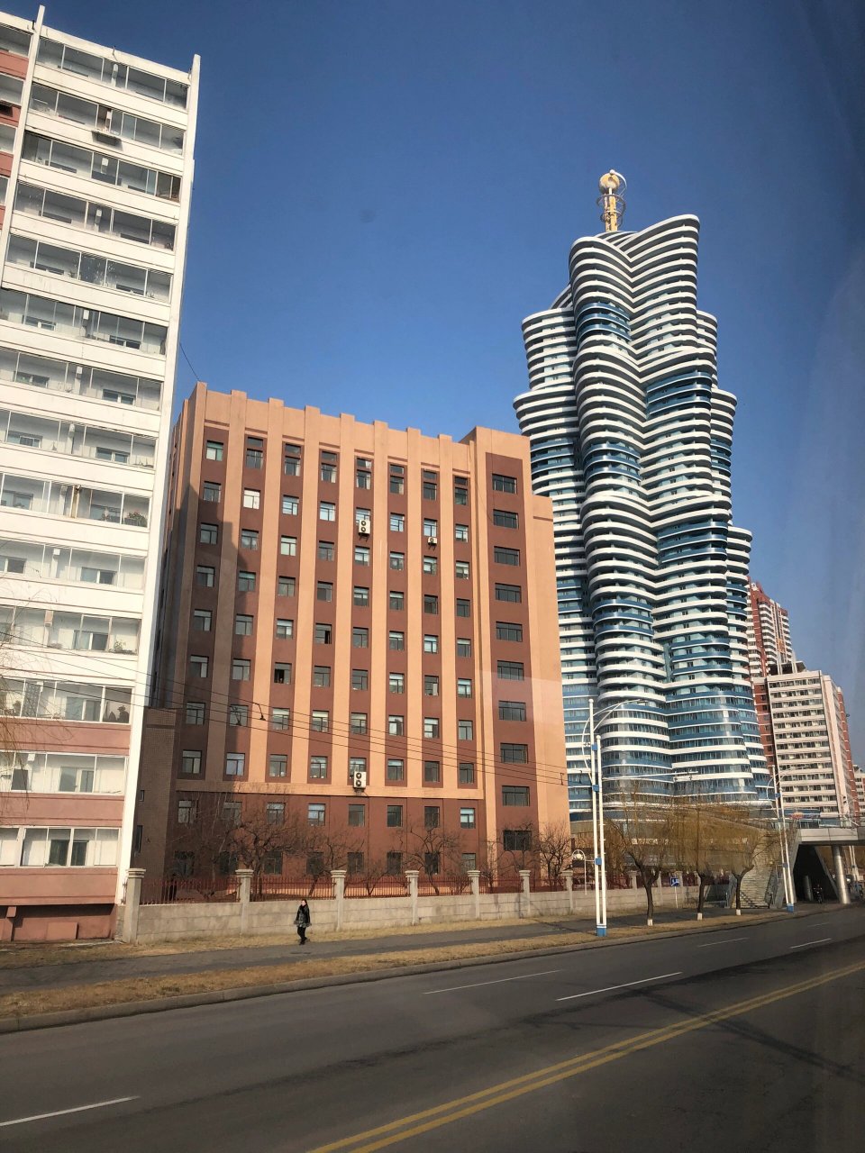 朝鲜平壤漫步 走在平壤市中心,鲜艳的海报和革命标语俯拾皆是.