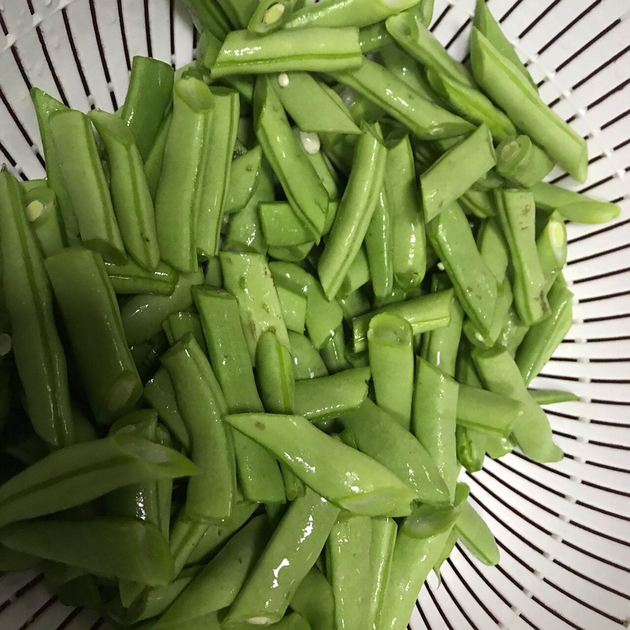 蒜香四季豆 蒜香四季豆 1.撕掉四季豆的丝,切粒 2.