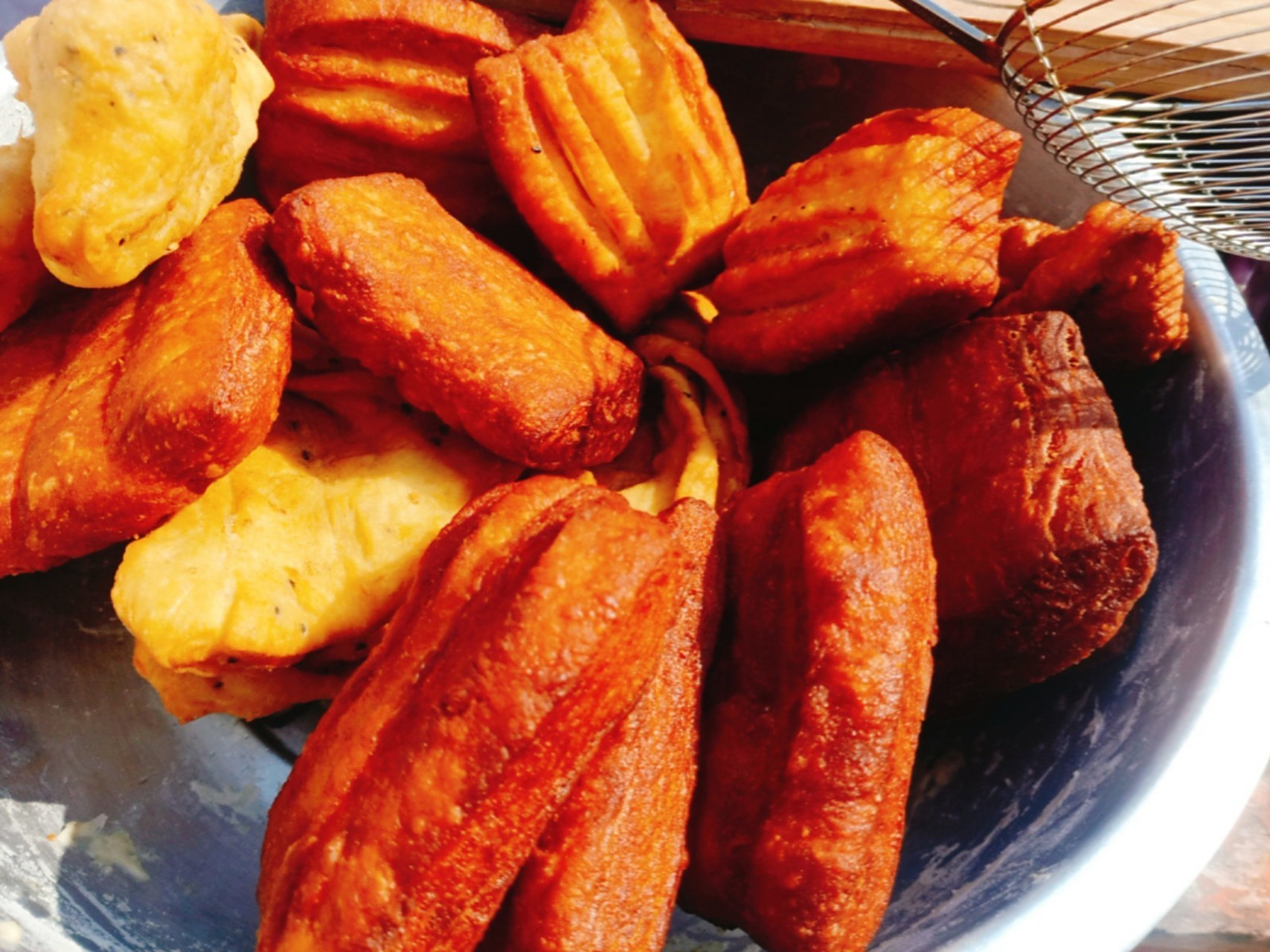 年货准备录之炸麻糖(烫) 麻糖是我们这里的一种美食,用面粉,鸡蛋,白糖