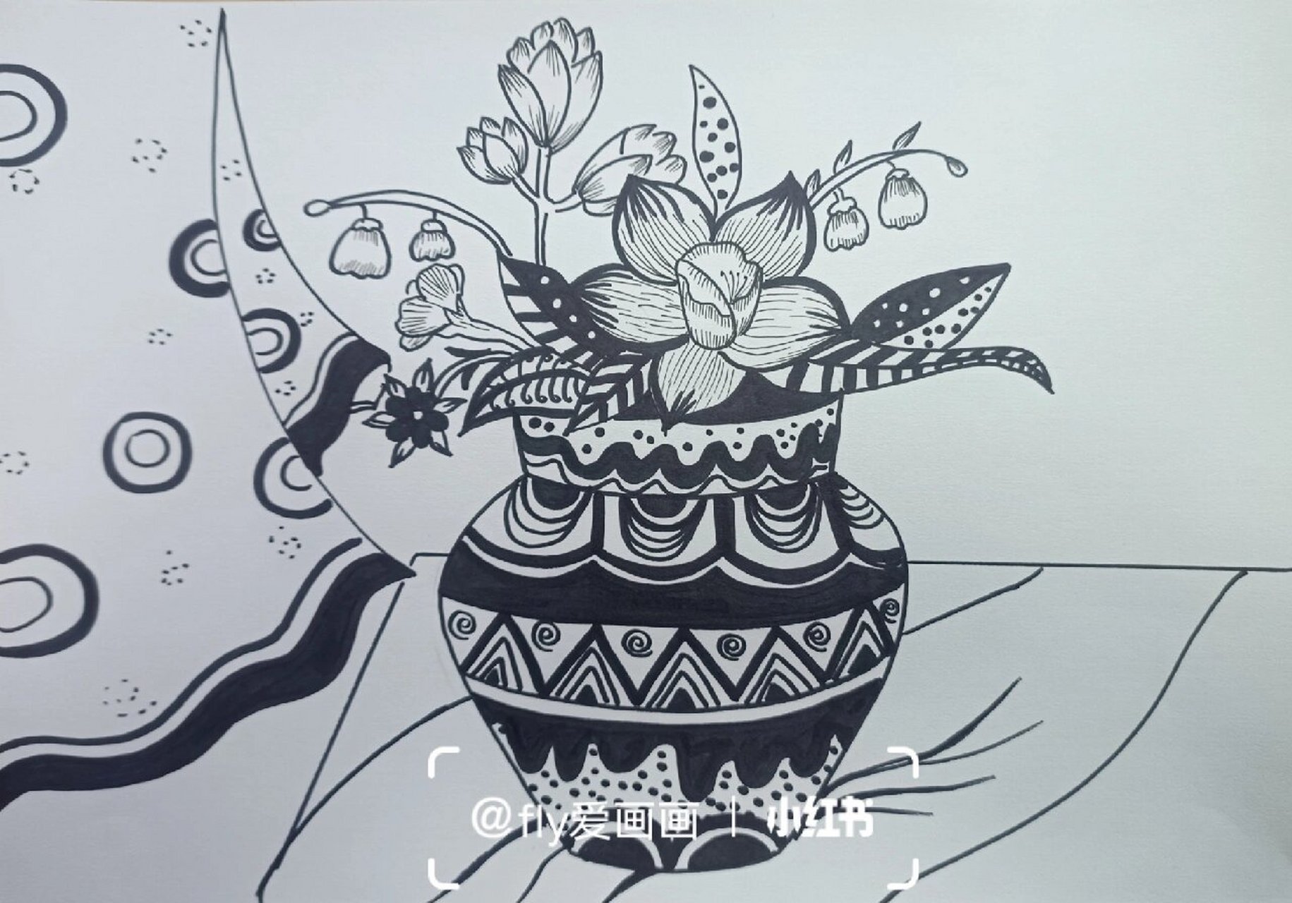 创意美术《线描花瓶》儿童画 1,工具材料:勾线笔,画纸 2,适合年龄段