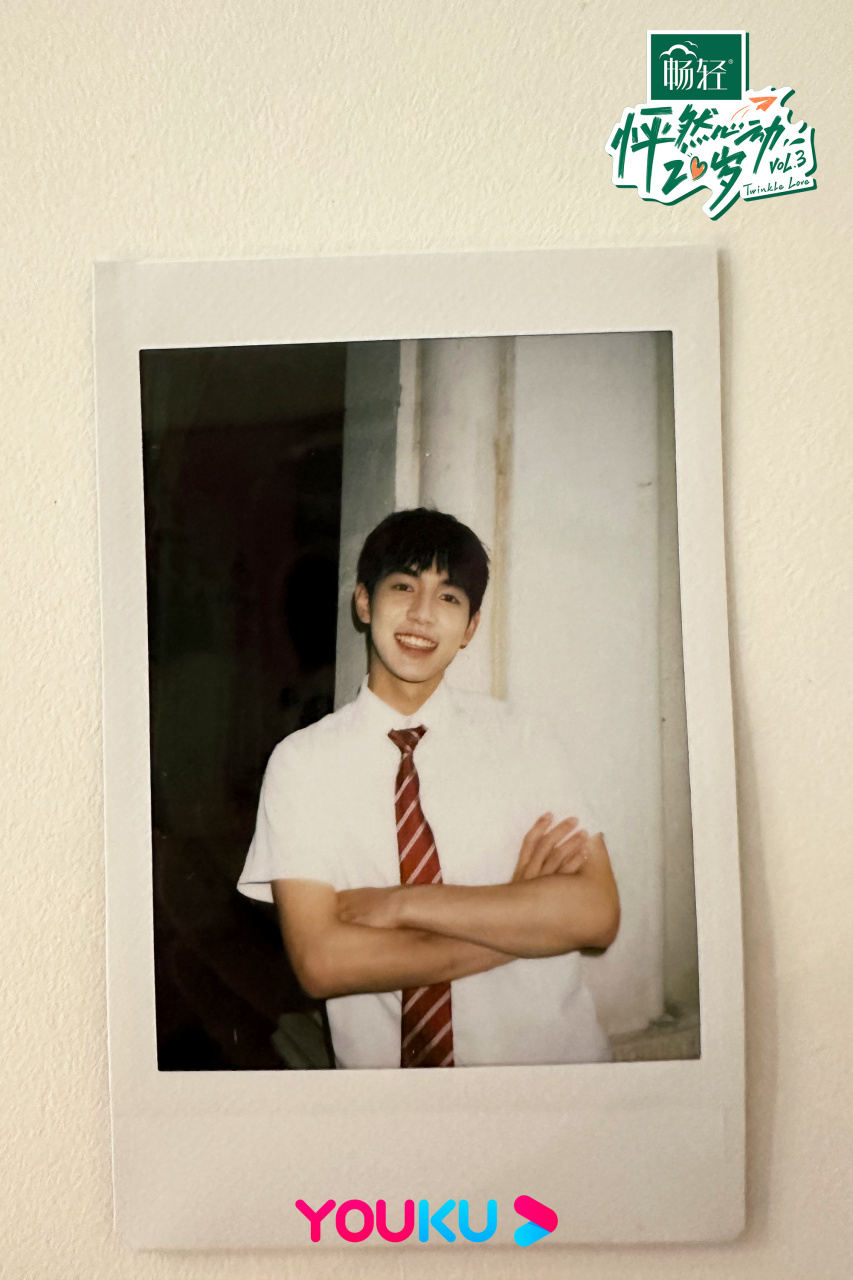 扒拉出来小峰yif钱毅峰一张没有剪刀手的拍立得给大家瞅瞅~#怦然3二创