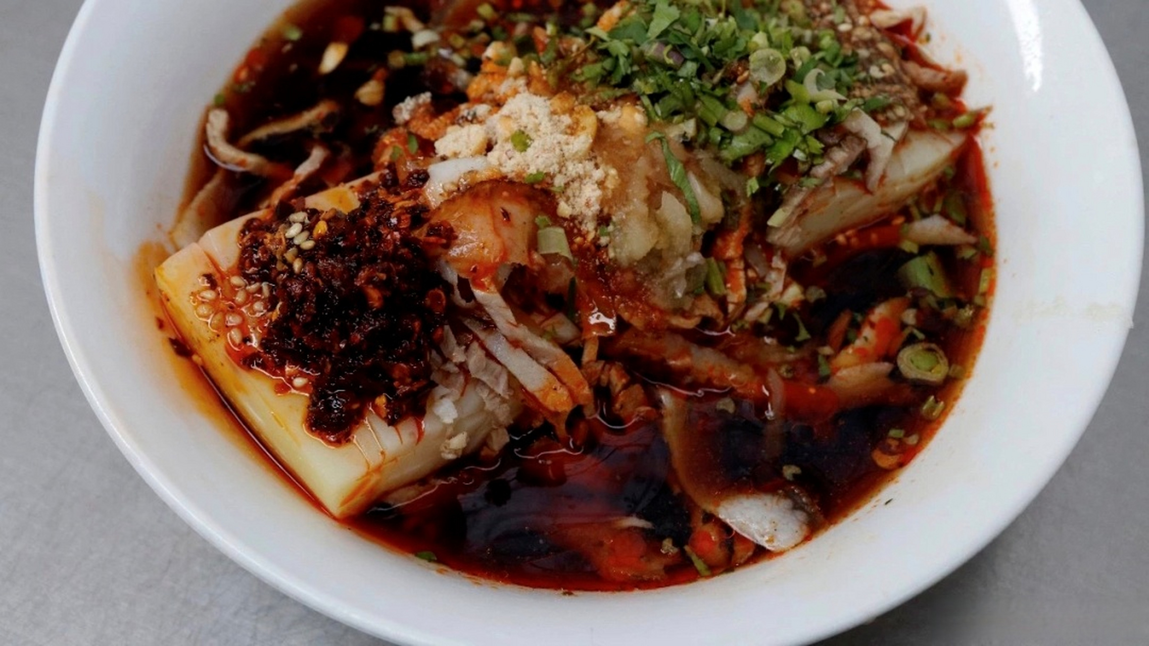 总要去趟腾冲吧# 【腾冲凉粉】片状的,丝状的凉粉放入作料,酥脆弟苤