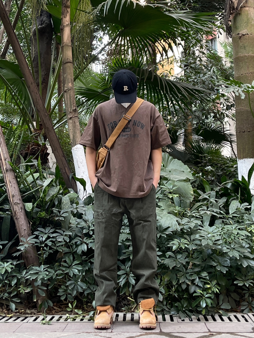 男生穿搭|棕色短袖军绿色工装裤搭配大黄靴 棕色短袖春夏的万金油短袖