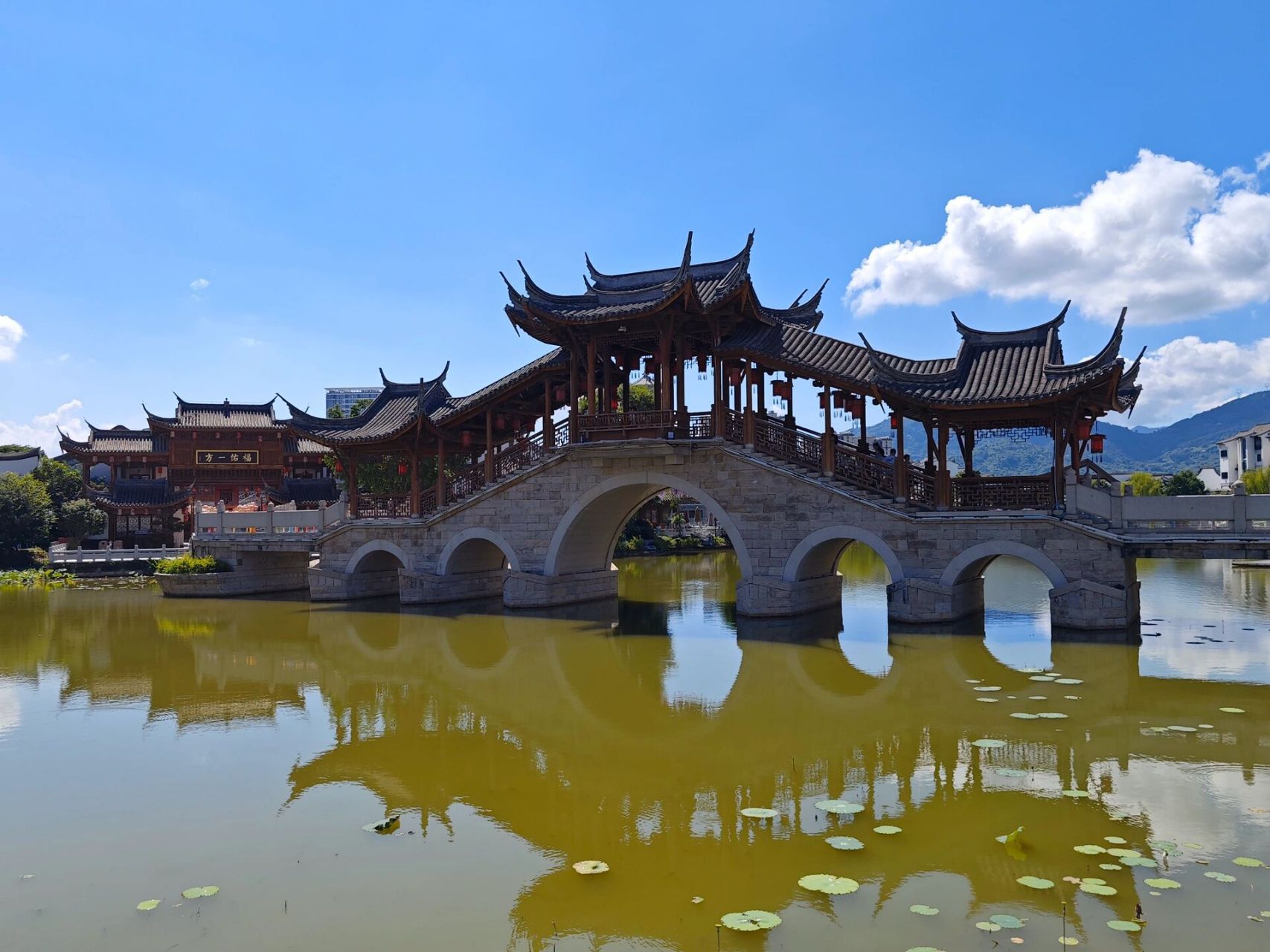 感不同的美 位于福州市闽侯县的一座古镇,以水之美,因而得名"闽越水镇