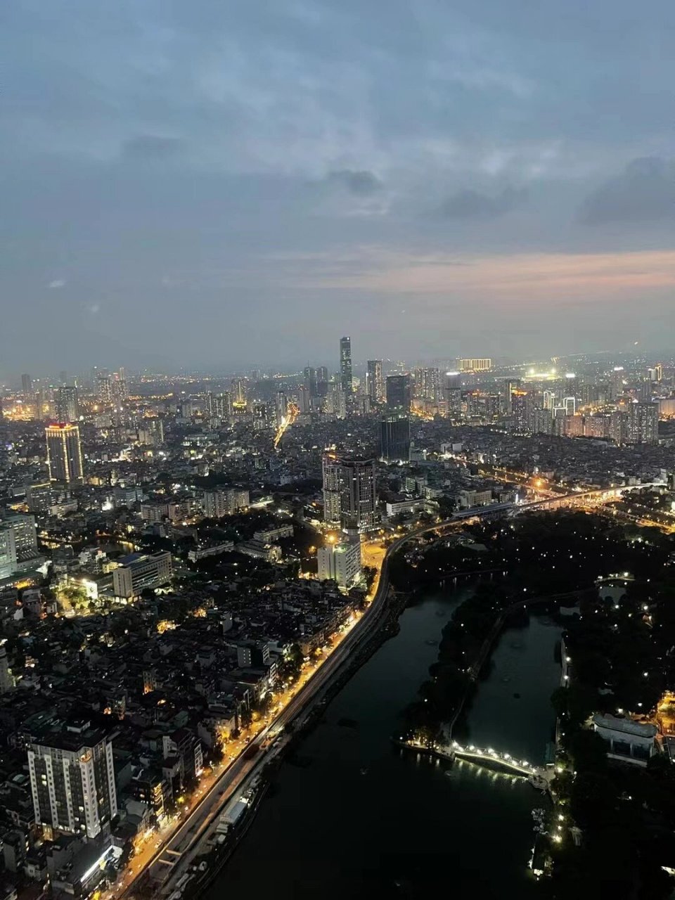 河内很美 在一楼买票是23万越南盾一个人 6点半开始天黑就能看到夜景