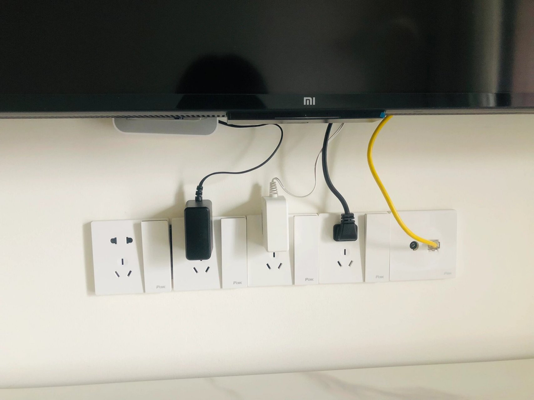 电视背景墙插座外漏!