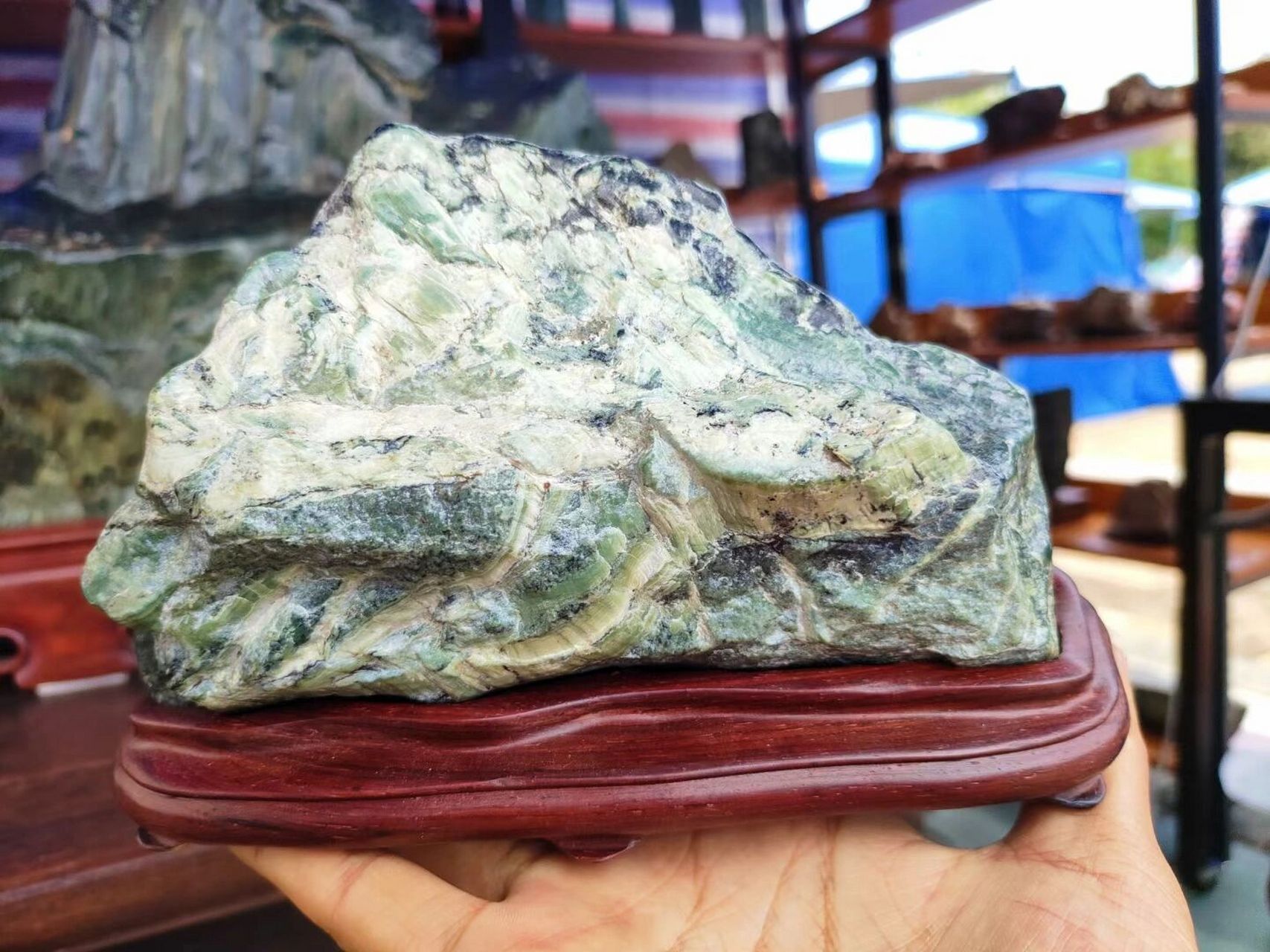 崂山绿石 石展出摊的小精品 13*18*10    放漏80092很难碰到的石质