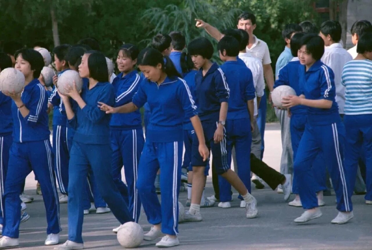 八十年代的蓝色运动服,胸并没有中国两个字