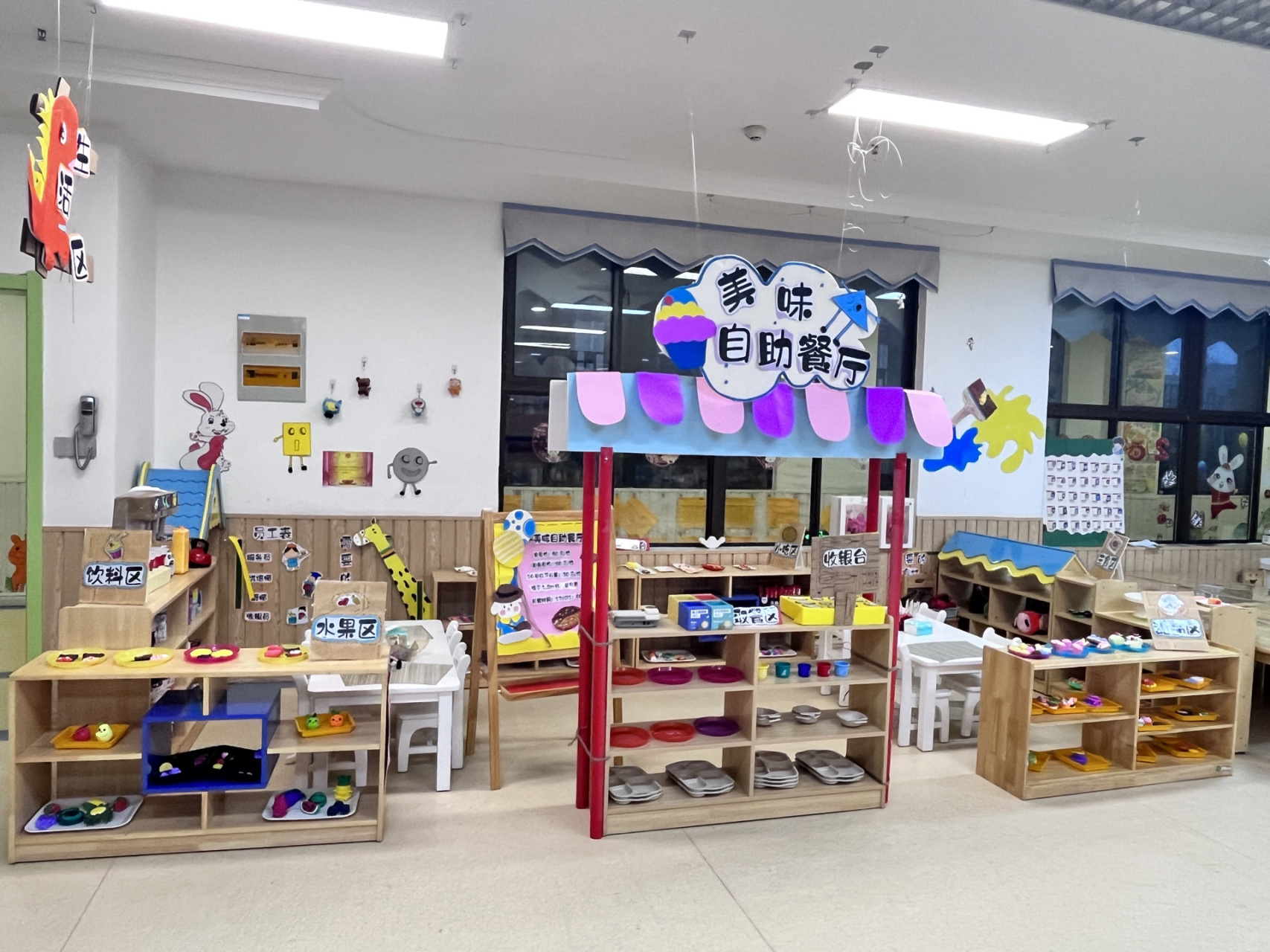 小朋友可以根据自己的喜好,选择自己喜欢吃的食物,让小朋友在幼儿园里