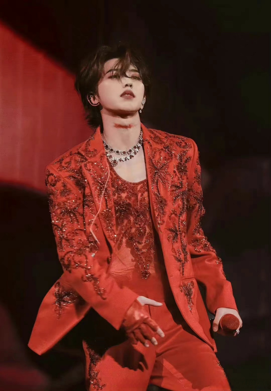 蔡徐坤 "「迷」2021个人巡回演唱会"获得微博音乐年度推荐演唱 